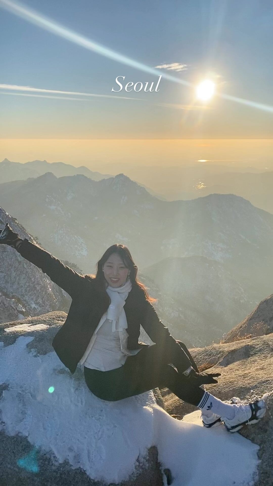 #Seoul #seoulkorea #korea #mountains #top #summit #hiking #snow #등산 #북한산 #설산 #눈 #🏔️ #cat #catonthemountain #🐱