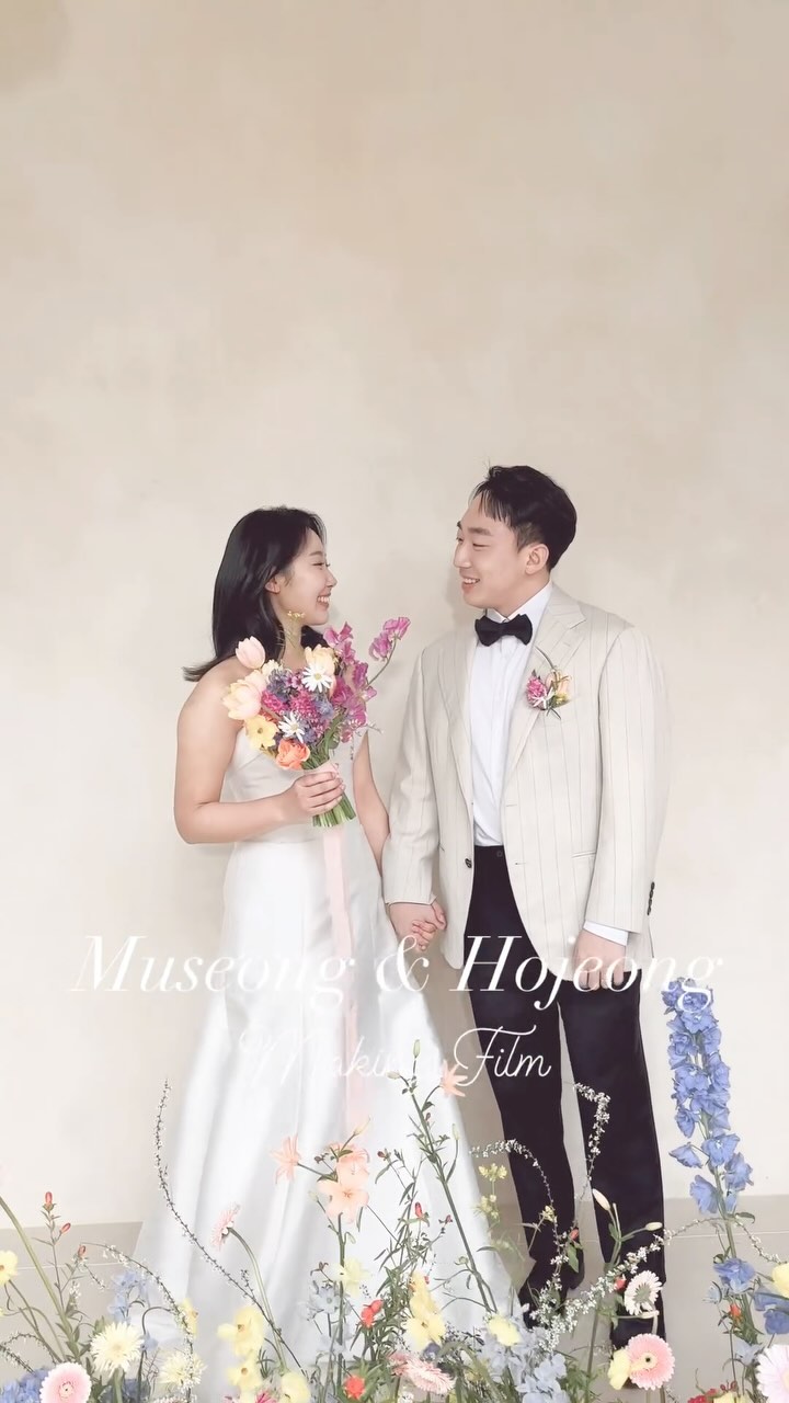 💐
따뜻한 봄날
우리 막내동생 촬영날
여행갔다오자마자 촬영이라 
다들 스케줄 맞추는데 쪼금 힘들었는데
정말 정말 최고의 촬영이었던 하루

규젤린 식구들 총출동에
작가님들과
우리 컨셉보드 상상하던 그대로 옮겨주시고
꾸며주신 꽃, 메이크업 모든게 완벽한❤️

표정이 너무 좋은 신랑신부들이라
플래너로써 행복했고 언니라서 
두배로 행복하고 재밌었던 하루

다들 한마음으로 도와주셔서 감사합니다💕

@ubloom.project 
@autumnmas_ 
@bellauomo_rui 
@aeonian_flower 
@m_up_neuf_sseul