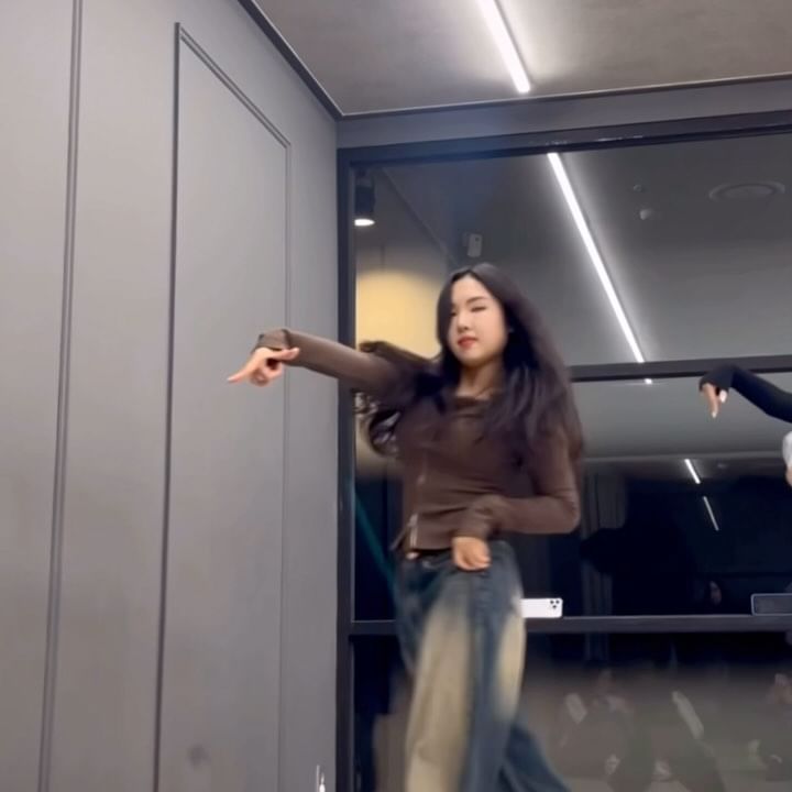 @le_sserafim _ #easy ✨

-
#lesserafim #lesserafimeasy #kpop #kpopdance #kpopdancecover #lfl #l4l #movedance #fff #f4f #르세라핌 #르세라핌이지