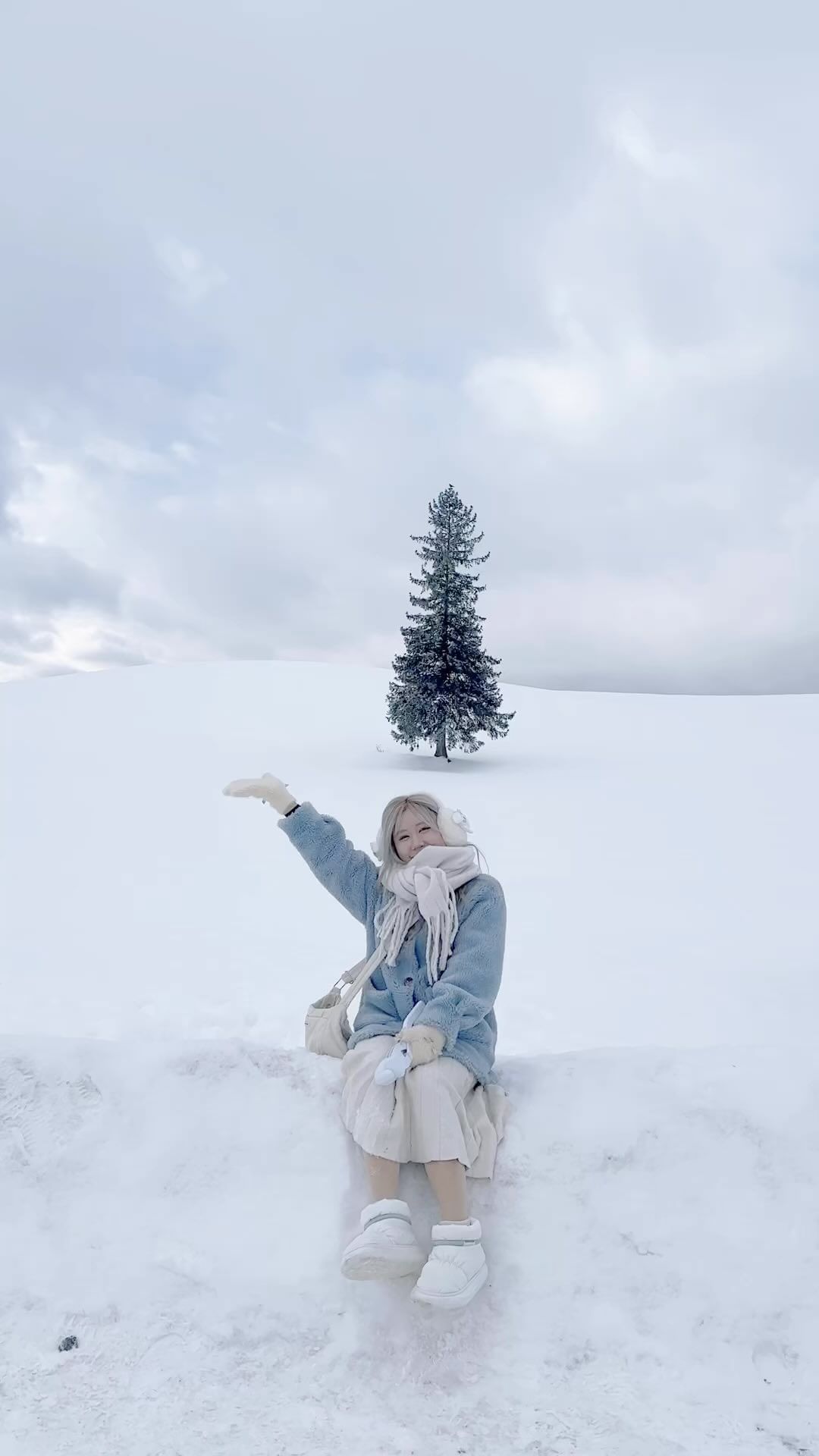 온통 하얀 세상 ☃️🤍
삿포로 근교 비에이, 후라노 당일치기❕

📍크리스마스트리 나무🌲
렌터카로 방문 시 버스투어 피해서 아예 오전이나 오후에 방문하기

📍아오이이케(청의호수)
눈이 쌓여 호수는 볼 수 없어서 여름이 더 기대되는 곳이라 일정에서 빼도 무방할 듯

📍흰수염 폭포
계절 상관없이 아름다운 절경..! 투어하는 사람들은 눈썰매도 대여해주더라 👀

📍후라노 마르쉐🍦
아이스크림, 크레페도 맛있고 지역 특산물 구매할 수 있는 곳

📍닝구르 테라스🧚‍♂️
밤에 가면 더 예쁜 요정의 집✨ 투어 피하려면 낮이나 오후 7~8시 이후 추천!

🚘 렌터카 기준
• 삿포로 - 비에이 : 2시간30분 ~ 3시간 소요
• 통행료 : 910엔(편도)
• 겨울 눈길 운전은 얼음에 미끄러지거나 화이트아웃 등 변수가 많아 위험해 숙련된 운전자가 아니면 비추

#비에이 #후라노 #삿포로 #홋카이도
#크리스마스트리나무 #나홀로나무
#닝구르테라스 #청의호수 #흰수염폭포 
#삿포로여행 #삿포로겨울여행 
#sapporo #hokkaido #北海道 #ほっかいどう