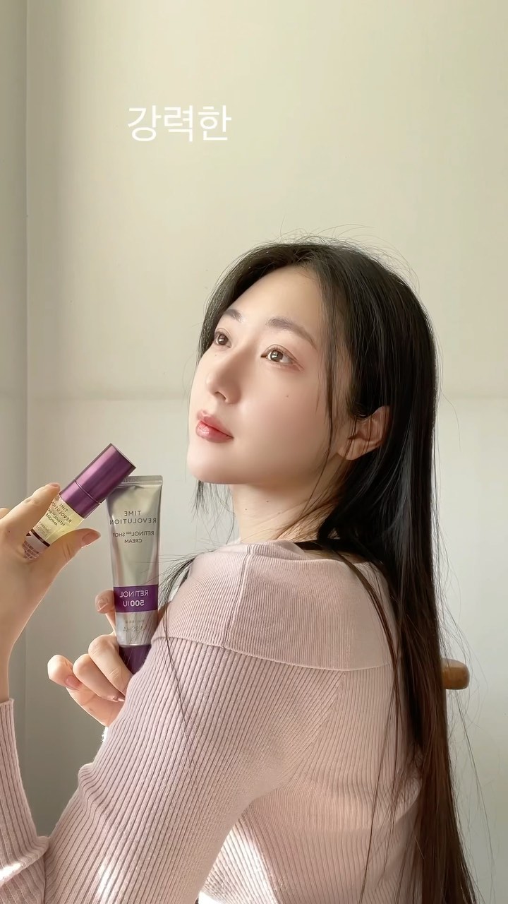 #협찬 잘못바르면 독이지만, 피부과 의사들도 극찬하는
정말 강력한 레티놀 💜

강력한 효능만큼 바르는 방법도 까다로운데
미샤 타임 레볼루션 레티놀은 
민감 피부에도 저자극 피부테스트 완료한
데일리 레티놀 앰플, 크림이에요

더블 캡슐레이션 공법으로
부담은 없애고 효과적으로 흡수 시켜줘요
그래도 불안하다면 ?
⬇️
1. 크림을 쌀알 크기에서 점차적으로 양늘려주기
3. 비타민c 등 각질제거 제품 같이사용하지 않기 
4. 자외선 차단제 필수!

늘어진모공, 주름등에 강력한 레티놀
함께 안전하게 함께 써요✨

@missha.official 

#보랏빛레티놀 #미샤 #MISSHA #타임레볼루션 #미샤레티놀 #레티놀 #레티놀앰플 #레티놀크림 #레티놀500샷앰플 #레티놀500샷크림