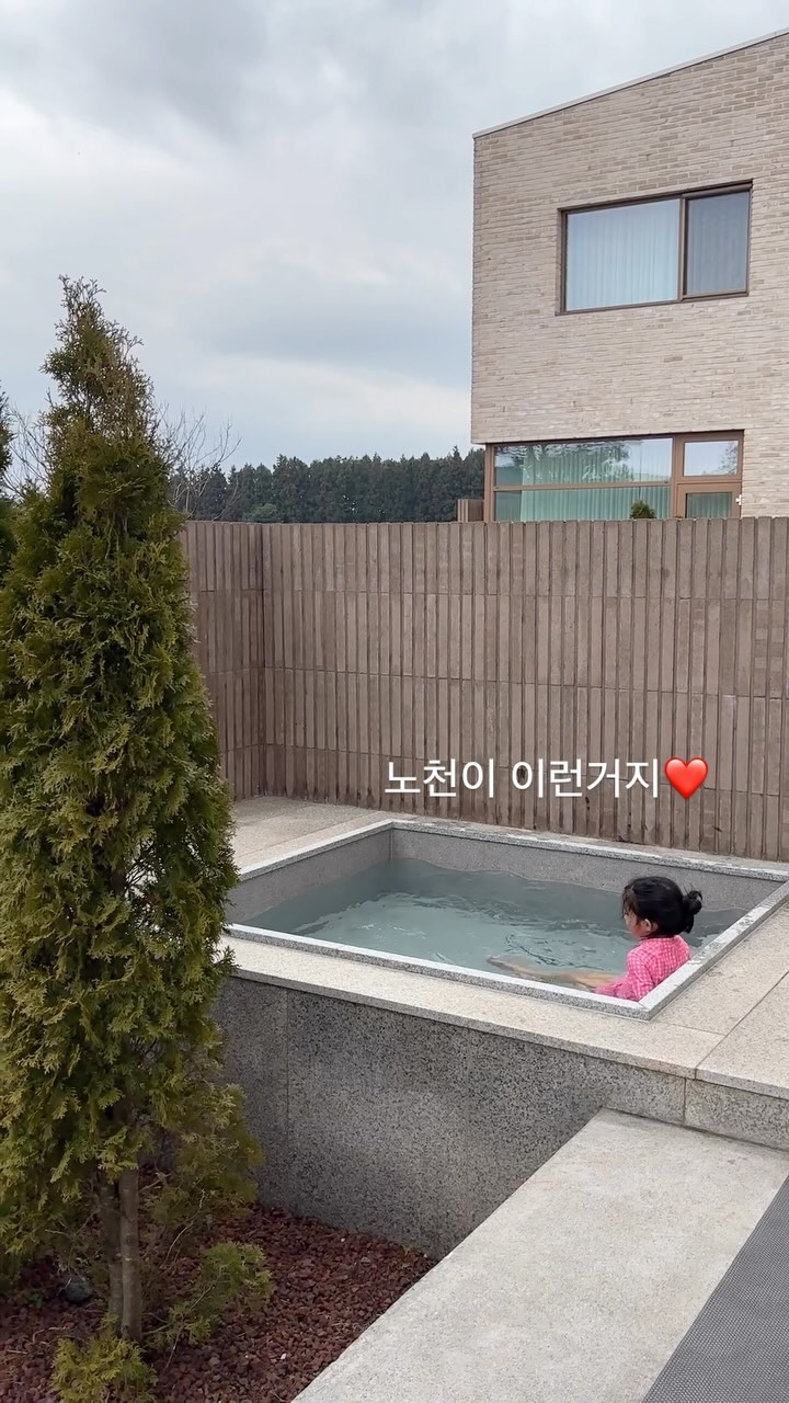 #아이와제주살이 #유랑가족의제주살이 

릴스 밀린🥹
기록하느라 엄마 바쁘다 바빠

제주는 다녀왔던 곳들도 많아 어디갈까 고민하다가,
그간 짧아서 못가봤던 곳
가본지 오래된 곳들을 다녀왔는데
오랜만에 오니 또 다른 느낌으로 좋네요❤️

현재, 3주(21일) 살이 후 돌아가려 계획 중
한달 채울까 고민 중이지만 유치원 어린이집 복직
다 미루기가 귀찮아서🤪 아직도 고민중...
하루하루 너무 빨리간다. 일단 지금을 즐겨야지!