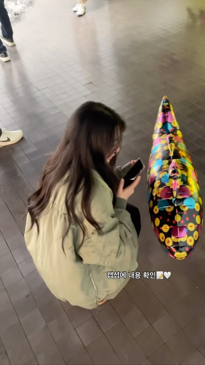 소소한 행복을 찾아요~~~~ ᜊ( ’ ⩊ ‘𖦹)ᜊ
마음이 과거를 붙잡거나 한 치 앞을 볼 수 없어 막연한 느낌이 들 때 촉감, 청각, 시각 등 오감을 이용해서 현실로 돌아오려 노력해야 한대요.

제가 마음이 힘들 때 하는 방법을 소개할게요! 
1. 운동하기
평소에도 운동을 하는 편이지만, 마음이 안 좋을 땐 무조건 운동복을 입고 바깥으로 운동을 하러 나가요. 어려운 동작을 하지 않아도 런닝머신을 하며 생각을 비우려고 하고 산책을 하며 생각 정리를 합니다. 

2. 책 읽기
노래를 틀어놓고 캔들을 켜놓고 편안한 분위기 속에서 책 읽는 걸 좋아해요. 이전에 읽었던 책을 다시 꺼내 내용을 찾아보며 상기시키면서 지금의 힘든 일들을 극복하려고 노력합니다. 

3. 방청소&정리정돈
창문을 열어 환기를 시키고 옷정리를 하거나 서랍정리, 책상 정리 등을 해요.
차가운 바람이 상쾌하고 기분도 한결 편해지는 느낌이 있답니다! 

4. 일기쓰기
저는 마음이 힘들 때 일기를 쓰는 습관이 있어요. 
사실 몇 줄씩 매일 일기를 쓰다가 까먹고 지나치는 날도 분명 있거든요???? 그런데 힘들고 누구에게도 말 못할 일들이 생겼을 땐 
꼭 펜을 잡고 꾹꾹 글을 써 내려가요. 
그러면 머릿속으로 정리가 안되던 문제들도 정리가 되고 위로 받는 기분이 들어요. 
내가 어떤 마음이었다. 그걸 직시하는 느낌. 나를 내가 알아주는 느낌이 그게 가장 큰 위로가 되지 않나 싶어요. 

결론! 
여러분 각자 다양한 이유로 많은 고민을 하시겠지요?
행복만 해 보이는 저 또한 많은 고충들로 잠 못 이루는 밤을 지새울 때가 많습니다.

책에서 봤는데 어떤 책을 읽어도 하는 얘기는 똑같더라고요. 
목표가 달성되어야 행복한 게 아니다. 목표를 설정하고 그곳에 가기까지의 여정 속에 서있는 현재가 행복한 것이다. 과정 자체에서 행복을 얻어야 한다는 말이었어요. 
결국 매일의 시련속에서도 우리는 무언가를 얻고 있는 중이라는 생각이 들어요. 과거의 심각했던 고민은 현재 생각이 나질 않고 제가 경험해온 모든 것들은 차곡차곡 자양분으로 쌓여 저란 사람 자체를 지탱해주고 있는 힘이 되었더라구요!📝🤍

그냥 주절주절 야밤에 릴스 만들다 써본 글이지만
올해 들어선 저의 생각들을 공유하고 싶다는 생각을 많이해요..!
앞으로도 종종 생각을 공유하며 소통하고 싶네요오!
공감하신다면 좋아요 꾸욱..💘