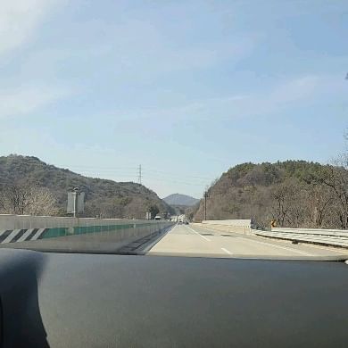 #강원도여행

역시나 갑작스러운 여행🚙
하윤이 5개원쯤 가봤던 카페산을 이제 넷이 되어 가보고, 추운 날씨에 아이랑 오느라 고생했다고 할인도 받고, 애들보다 엄빠가 게임참여한다고 바쁘고ㅋ, 엄빠의 추억여행과 로봇체험과 벼르고 있던 감자라떼까지 먹었으니 알찬 여행이였다😆
숙소를 못잡아도 근처에 언니가 있으니 하루밤 묵어가고 밥도 얻어먹고 더할나위없고만~
아!  내려오는 길에는 눈 내리는것도 봤으니 나름 완벽🙆‍♀️

#카페산
#다자구할미네
#언니네
#애니메이션박물관
#감자밭