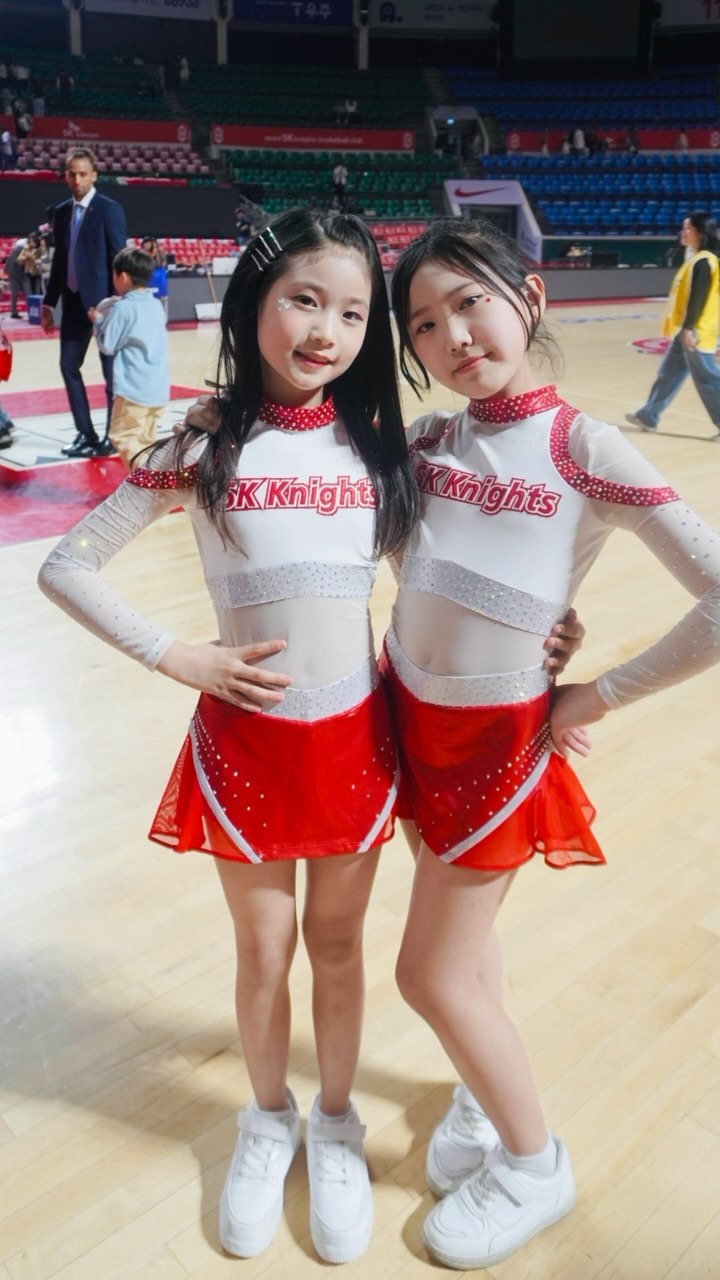 #skknights🏀 

서울SK 승리로 S더비 전승 달성👍
코트장에서 사진 찍고 신난 겸둥이들😍
고생하셨습니다♥️♥️♥️

@afo_cheerdance 
@sk_knights_official 

#SK나이츠 #KBL #프로농구 #농구 
#자밀워니 #네이트힉맨 
#sk나이츠주니어치어리더 
#sk나이츠어린이치어리더 
#주니어치어리더 #치어리더