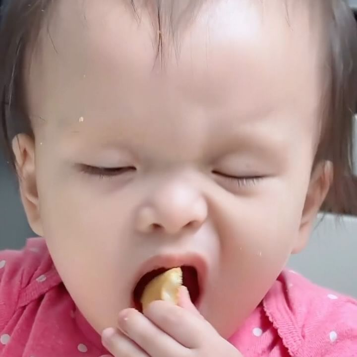 .. 먹는 거에 진심인 작은친구
혹시 인생 몇회차인지 ? 

혼자 불고기버거 하나 다 먹고,
자기 전에 우유 300은 넘게 먹고,
밥은 6살 언니 보다 더 많이 먹고,
배가 빵빵할 때까지 안 먹으면 울고,
⠀⠀⠀⠀⠀⠀⠀⠀⠀⠀
먹고 먹고 또 먹고 ~우리 둘째 
먹는게 거의 아빠 뺨친다 ㅋ
고마무라 .. ;걱정된다 이제 ~ㅋ
⠀⠀⠀⠀⠀⠀⠀⠀⠀⠀
니 언니는 애기 때 부터 지금까지도
잘 먹지 않아선 속이 시커매졌는디
언니 먹는 거 보다가 얘 먹는 거 보면
힐링 하다가도 이젠 걱정되는 우리 ..

#아기릴스 #16개월아기 #먹방 #먹부림