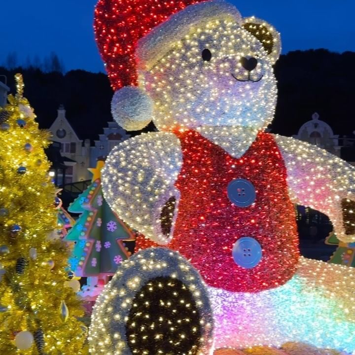◠‿◠

날씨 영하떨어지기전 하원후 오랫만에
푸바오랜드가 되버린 에버랜드🐼

밤이 반짝반짝이쁜 포시즌스가든걷고아니뛰고
퍼레이드공연좀 보다 솜사탕냠냠
커피빈에서 초코라떼한잔씩☕️
그냥지나칠수없는 회전목마로 마무리🎠

뭐 별로 한것도 없는데 4시간 순삭😄

#에버랜드는사랑입니다❤️ 
#하원후일상 
#안녕푸바오🐼