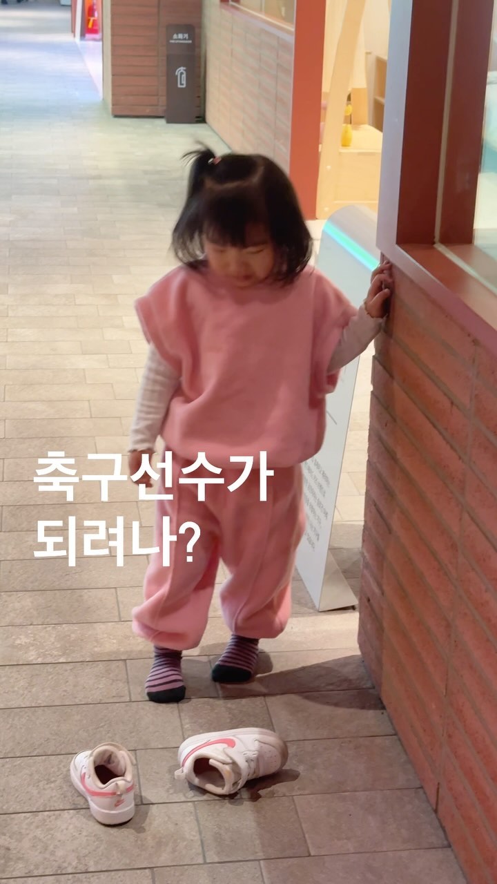 피드안올린지 거의두달이다가오네🥹
이사가 뭔지 인태기도 오고
이번주 마무리 잘하고
다시 소통도 하고 
릴스도 만들고 
꽃피는데 지난겨울피드
예자매추억이니 일단 올리기!!

오랫만에 피드인데 
우리두찌 진상컷으로 ..
갑자기갑자기삔또상하면 
아무데서나 신발벗고 던지고 차네요..
언제 고쳐지려나요💦

#진상 
#미운네살