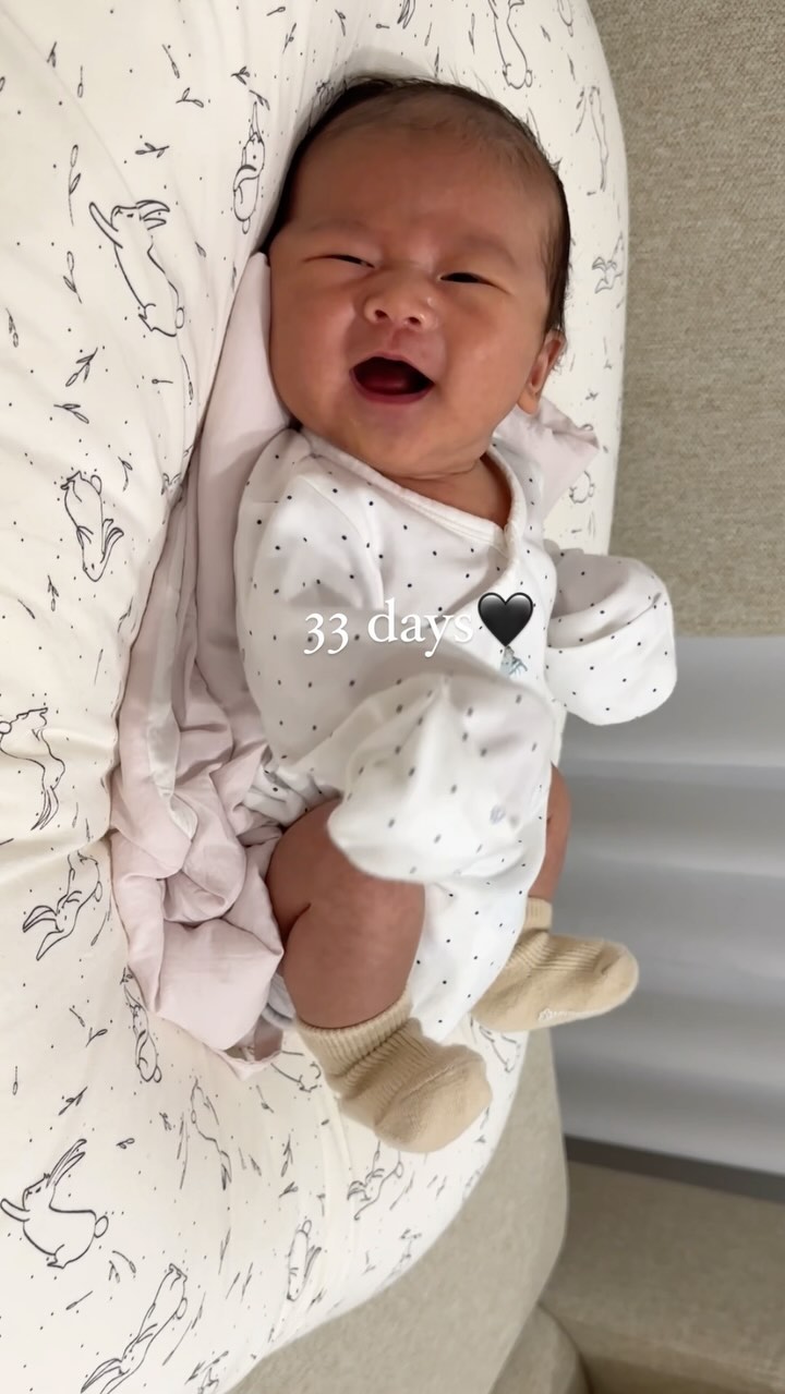 오늘의 귀여움👶🏻
배부르고 기분 좋을 때 소리내며 빵긋빵긋 웃어주면 엄마 녹는다 녹아..🫠

#아기있는집 #30일아기 #한달아기 #생후한달