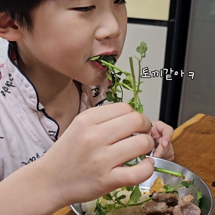 요즘..

우리 태경이 최애반찬은 오이소박이..
생미나리 생부추 쌈장찍어먹는거 좋아함..

#봄이왔어요 #제철미나리 #오이소박이