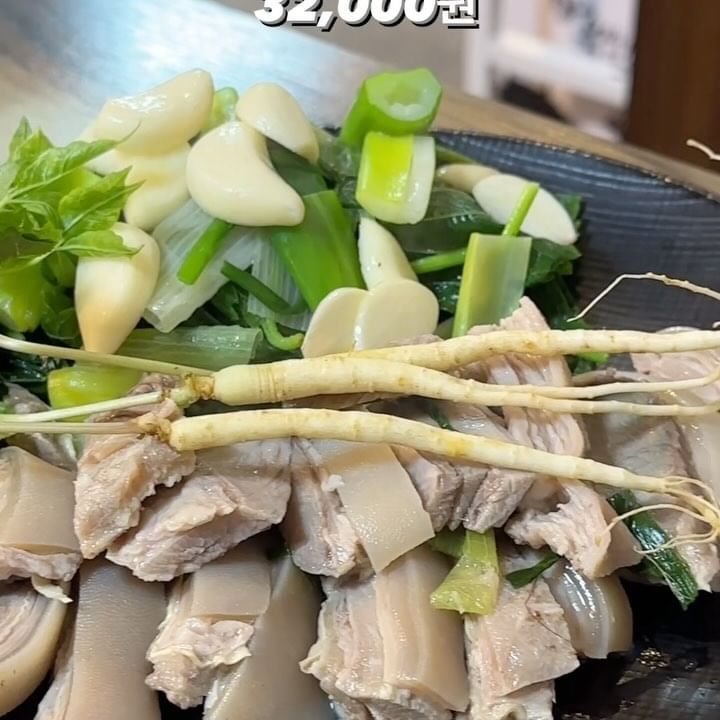 수락산역 보양식 맛집 예가흑염소
📍주소 : 서울 노원구 동일로241길 11 1층

수락산역 4번 출구 바로 옆에 위치한 보양식 맛집!
예가 흑염소에 다녀왔어요~!

흑염소전골 30,000원
흑염소수육 32,000원

부모님 모시고 가기 좋은 맛집 1위 등극,, <3
가자마자 흑염소 엑기스를 웰컴드링크로 주시고, 서비스부터 양까지 모두 잡은 맛집이예효 😲
바로 옆에 엑기스 중탕하는 곳도 바로 보여 신뢰도도 팍팍 업 !
흑염소 먹는 건 처음이라 ’비리면 어쩌지..? 몸에 괜히 안 맞으면 어쩌지?? ‘하는 걱정만 가득 가져갔지만 먹자마자 모든 걱정과 고민 사르르 .. 
세상에 정말 너무 부드럽고 맛있더라구요..?? 
전골은 특히 감자탕이랑 맛이 똑같은데 정말 연하고 부드러운 식감이 같이 어우러져 너무 맛있었어요 ㅠㅠㅠ💕 완전 야들,, 쫄깃,,부들부들,,

수육도 수삼과 같이 나와서 더 몸보신 하는 느낌 !! 옆에 바로 흑염소에 대한 정보들도 나와서 먹으면서 바로 건강해지는 기분이 듭니다 ㅎㅎ
효도 뿐만 아니라 제 몸이 허해질 때 가도 좋을 것 같더라구요 .. >< 아니나 다를까 먹는 내내 어르신 분들이 줄줄이 들어와서 역시 소문난 맛집이었구나 ! 싶었어요 ㅎㅎ
특히 흑염소가 처음이신 분들에게 입문하기 좋은 맛집으로 추천이예여 ~~!