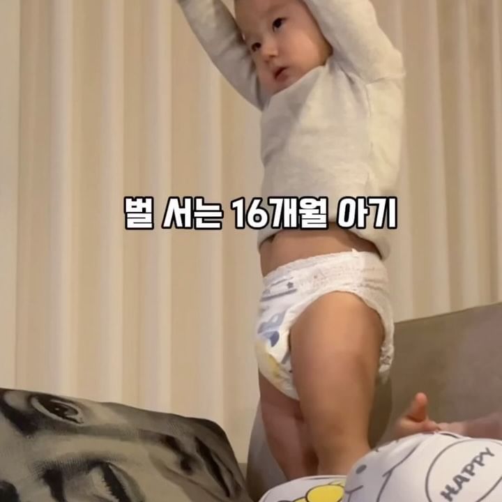 아들아 엄마 몰래 무슨 잘못했어?
셀프로 혼자 손들고 벌 서는 중 ㅋㅋㅋㅋㅋㅋ

아들을 키운다는 건 하루 종일 심장이 쿵쾅
시한폭탄을 계속 들고 있는 기분
아슬아슬…

#심심하면아들을키우세요