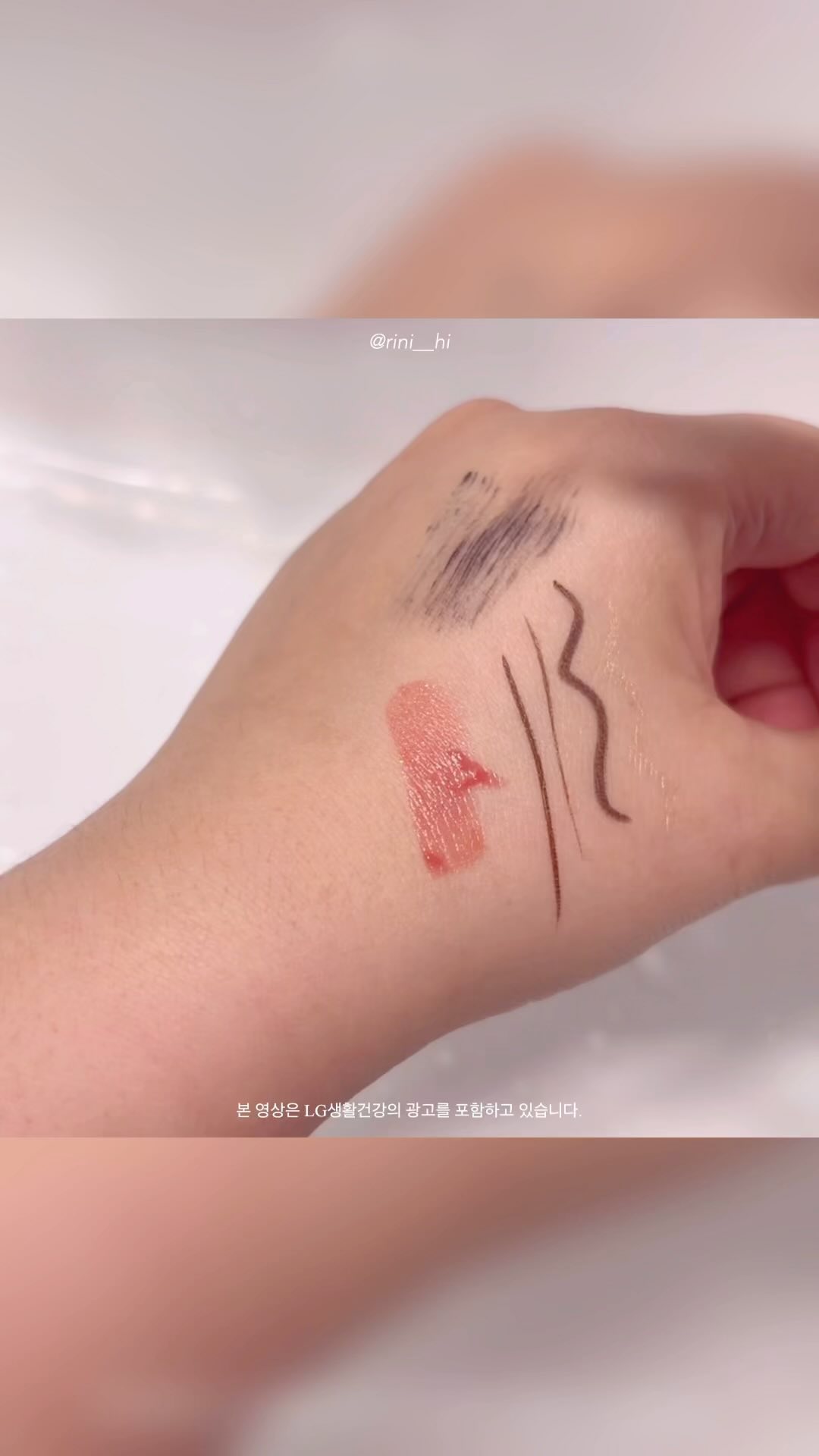 #광고 #더페이스샵
쌀겨로 세안하는게 유행이었던거 아세요?
피부 미백에 진짜 좋은 성분이 쌀추출물이랑 쌀겨오일인데
이 두 성분이 함유된 클렌징 제품이 있더라구요!
진짜 순~~한 제품이라 세안 후에도 당김 없고, 촉촉해요

원래 클렌징 오일 특유의 묵직한 느낌이 피부에 안좋을거 같아서 클렌징오일은 잘 안썼는데 이 오일은 다르더라구요
진짜 산뜻하고 가벼운데 메이크업은 진짜 잘 지워져요
.
색조사용 안한날은 가볍게 클렌징폼만 사용해요~
쫀쫀하고 부드러운 거품으로 세안해주면
깨끗하고 산뜻한데 촉촉하더라구요!
역시 오래된 브랜드인 더페이스샵 제품이다보니
믿고쓸수 있겠더라구요! 이젠 올영에도 입점했다고 하니 궁금하신 분들은 사용해보세요!
.
.
#파룸체험단 #미감수 #올리브영클렌징 #클렌징추천 #올영세일 #클렌징폼 #클렌징오일 #딥클렌징 #쌀뜨물클렌징 #갓성비