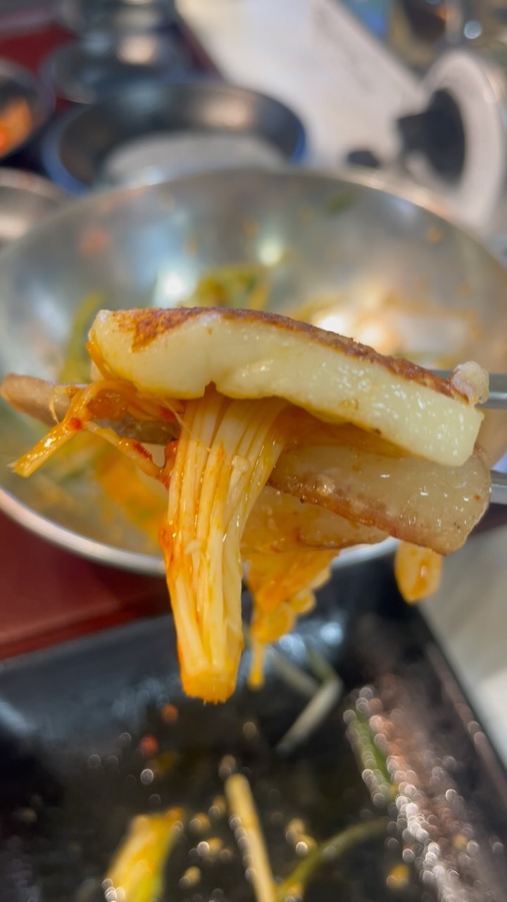 와 나 오랜만에 맛집발견🤭 #일산러주목
보통 냉동삼겹살은 맛없어서 안먹는데 우연한 기회에 블로그 쓰러갔다가
여긴 기록해야해서…ㅋㅋㅋ알려주고싶었엌ㅋㅋ

[ 미가식당 일산 라페스타점 ]
📍 경기 고양시 일산동구 무궁화로 42-38 범진빌딩 102호 미가식당

✅ 냉동삼겹살이 부드럽고 잡내안남 : 생고기 얇게저며놓른거같은 맛
✅ 오겹살은 말모 : 껍질과 두툼한 고기가 식감대박이고 ‘엇 비계 좀 많은거 같은데?’ 하지만 전혀 안많아, 왜 이비율인지 알겠더라! 입에 넣는 순간 고소함이!!
✅ 부대찌개엔 라면사리 필수!! : 그 미국햄들 알지? 그게 왕창들어가서 부대찌개집 아닌데 부대찌개맛집같구
✅ 구워먹는치즈 필수 : 치즈 고소함이 두배, 만든치즈처럼 꾸덕함과 고소함이 크으👍

🫶🏻여기 추천하는 이유?
- 우선 고기가 듀룩고기로 맛이 미쳤어. 이가격에 이퀄리티? 당장가지!!! 
- 사장님이 너무 유쾌하시고 착하셔서 수다 엄청 떨고 왔어ㅋㅋ그래서 고기어떤거 쓰시는지 다 들어서 더 신뢰감🤗
- 사이드바 셀프바에다가 고사리, 김치, 콩나물, 숙주, 팽이버섯 등 많아서 다양하게 즐길 수 있고 안질림!!
- 매장이 깨끗하고 넓어서 이야기하기 좋음!
- 점심특선 9900원이라 주위 직장인들이 많이 온다고 함!

나는 매우매우 만족하며 먹고 온 집이라 소개하고싶어서 이렇게 긴 글을 처음 써봄!!

#미가식당 #일산맛집 #라페스타맛집 #일산고기집 #고기집추천 #라페스타식당