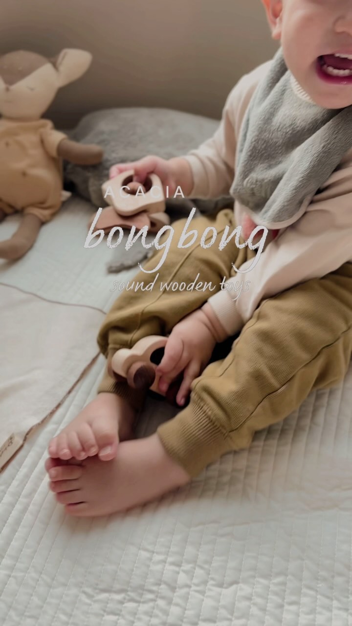 #제품협찬
⠀

엄마미가 너무 좋아하는 원목 감성 장난감을
아카시아봉봉에서 보내주셨어요🫶🏻

아카시아봉봉 우드 사운드놀이는
완두콩 / 물고기/ 자동차
3종 세트로 구성되어 있어요🤎

비취우드, 월넛, 샤펠리우드 3가지 원목으로 제작되었고
원목의 맑고 자연스러운 소리가 제가 들어도 참 좋더라구요〰️
디자인마다 각기 다른 소리가 나서 더 흥미로운가바요🙊

요즘 자동차에 관심이 많아진 도윤이는
손에 쥐고 자동차를 쉴새 없이 굴리구요🤭

소근육 발달에 도움을 주어 출산선물이나 돌 선물로
추천드려요🤎 깨끗하게 잘 사용하고 도윤이 동생한테
물려줄거에요〰️😚

✨ 부드러운 마감에 KC 안전인증 완료✔️
✨ 우드감성 뿜뿜 예쁜 디자인으로
  아기방 인테리어 소품으로도 굿!
✨ 소근육 발달에 도움을 주고
✨ 청각 뿐만 아니라 손과 눈의 협응력을 키워줘요

🏷️ 𝓢𝓸𝓾𝓷𝓭 𝔀𝓸𝓸𝓭𝓮𝓷 𝓽𝓸𝔂
우드 사운드 놀이 (3종 세트)

𝓣𝓱𝓪𝓷𝓴𝓼 𝓽𝓸 @b0ngb0ng_acacia

.
#출산선물추천 #아기장난감 #돌선물추천 #원목장난감 #우드장난감 #사운드놀이 #아기선물추천 #감각발달장난감 #임신선물
#아카시아봉봉 #출산선물