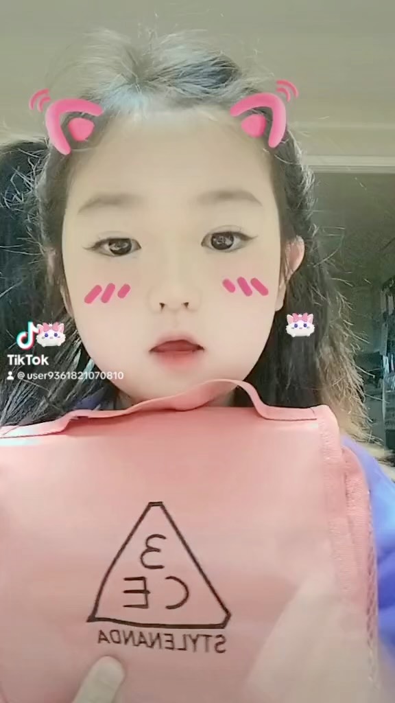 틱톡커 딸래미가 찍어준 화장품 공개 😆
내돈내산 제품들 ~~~~ 소개 고맙누~~~^^ 
잘찍는다 양수빈 ㅋㅋㅋㅋㅋㅋ
화장은 1분안에 후다닥 하고 뛰어나가야죠^_^ 
아주 간편템😍
.
.
.
#1분컷 #데일리 #데일리메이크업 #화장은후다닥 #출동 #인스타 #틱톡