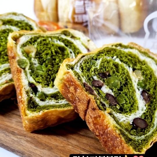 🍞 #광고

<블럭제빵소>
@blockbakery_official

아기는 모닝빵
남편은 스콘
나는 말차마블블럭 🍞 

봄향기 물씬 나는 "그린을 담다" 슬로건도 넘 예쁘구
언제 먹어도 속이 꽉찬 느낌. 진심 든든함👍👍 
말차향이 인위적이거나 과하지 않고 향긋함만 담아서 요 배합 아주 맘에 드네😋🌱 

신메뉴 말차호두아몬드스콘이랑 통밀말차블럭도 내 맘속에 저장쓰...

당일생산 당일판매 원칙의 유기농 재료를 고집하는 건강한 빵이니까 아기랑 먹기에도 안심! 😌 
+ 사장님도 친절하심 헿
⠀
⠀⠀
⠀⠀
⠀⠀
⠀
#블럭제빵소 #블럭제빵소분당서현점 #서현 #유기농빵 #건강빵 #식빵 #당일생산당일판매 #아기빵 #모닝빵 #그린 #말차 #봄이다 #식빵맛집 #분당빵집 #서현빵집 #말차빵 #빵지순례 #유기농밀가루식빵 #유기농재료식빵 #건강식빵 #밥대신먹는식빵 #말차마블블럭 #통밀말차블럭 #말차호두아몬드스콘