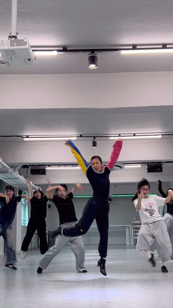 화요일 아침 vibe💃🏻
마지막에 힘빠진게 초콤 아쉽짐만ㅋㅋㅋㅋㅋ
이젠 척하면 척 하는 3학년 벱비들‼️
오랜만에 왁킹코레오 영상찍기까지👍
담주도 알차게 ㄱㄱ

#왁킹 #안무 #댄스 #춤 #코레오 #댄서 #릴스 #릴스댄스