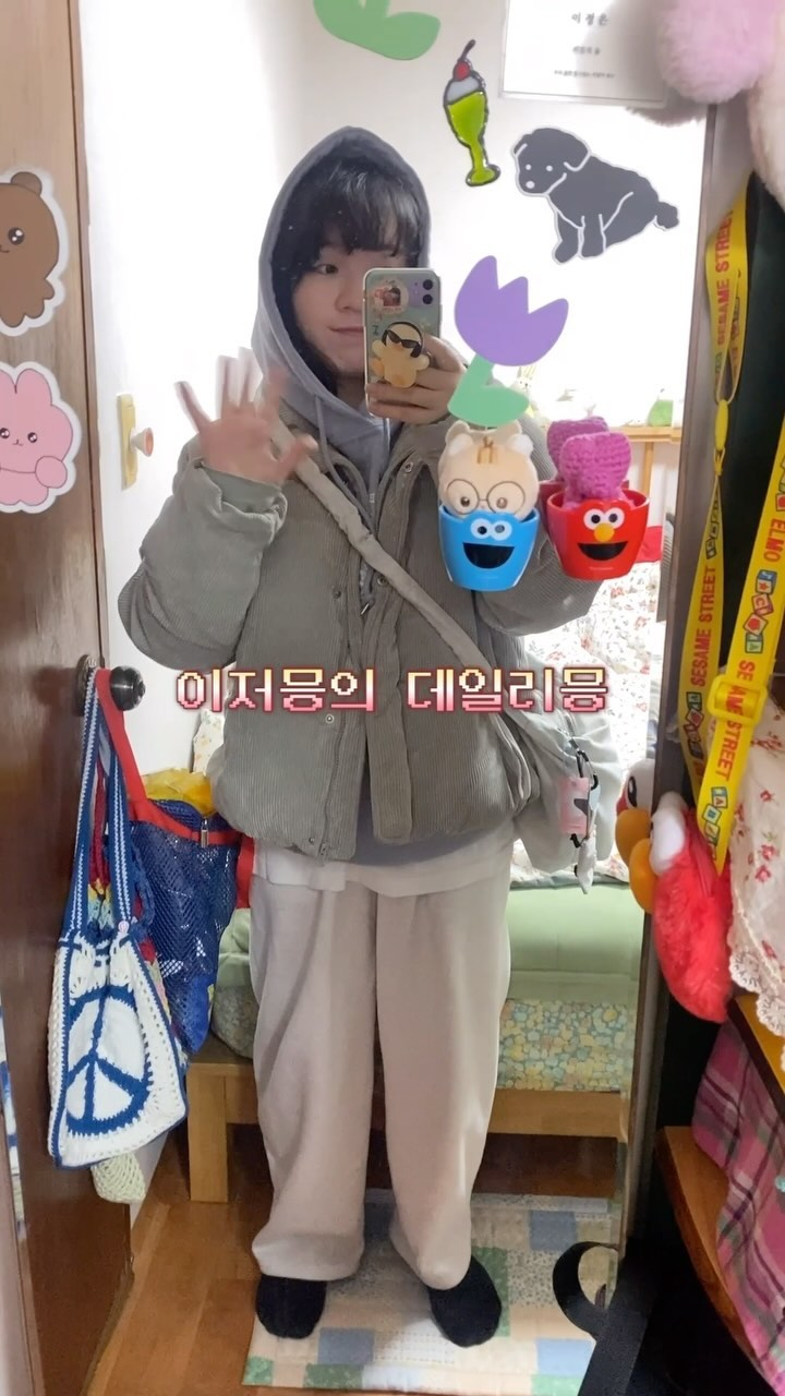 이저믕의 데일리믕 🪼

좋아하는 후드티가 생겨서 요즘 자주 입고다니구있어요!
연하늘색인데 얼굴 색에 잘 맞더라구요!
저는 여름쿨톤 (전체 다 씀)인데 봄 라이트, 가을 뮤트도 잘어울린다구 하셨어요!
그리고 남자친구랑 커플 후드티로 산건데 남자친구도 엄청 잘어울렸어용 키키
둘이 체형이 다른데도 둘 다 핏도 너무 예쁘고 색도 잘어울렸어요!
오버핏 후드티 귀여운 색을 찾으신다면 추천드립니다...
완전 내돈내산... 무신사에서 샀네용 ㅋ

이너 : 하말넘많 텀블벅 @heavytalker_weekly 
상의 : @avandress_ 
하의 : @purplejelly_closet 
가방 : @purplejelly_closet 

감사합니당!
♡ ⋆⁺₊⋆ ☾⋆₊⁺ ⋆ ♡̷̷̷ ⋆⁺₊⋆ ☾⋆₊⁺ ⋆ ♡
