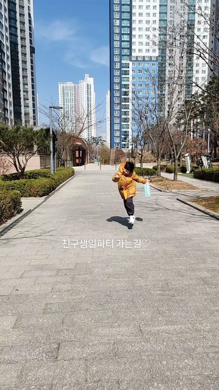 친구생파가는길
신이났다 신이났어~~~!!
#9살아들 #친구생파 #동네친구