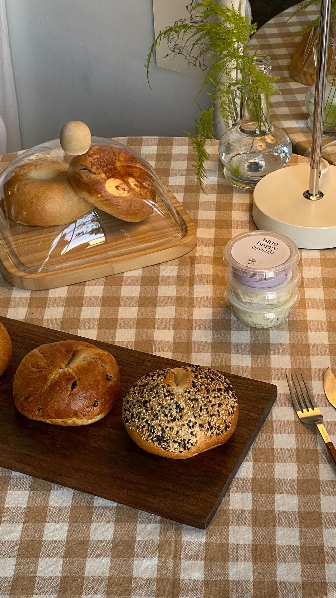 #협찬 @slo_bagel @slowsorang_cafe 

내가먹고 싶어서 여는 나만의 #홈카페 🥯
이번엔 베이글로 근사하게 차려봤어요!

아침에 쫄깃한 베이글에 크림치즈 듬뿍 발라먹는 걸 좋아하는데, 와 #슬로베이글 쫄깃쫄깃 장난아님😍

냉동하지 않고 당일만든 제품을 택배 보내줘서 더 그런가봐요!
3/15부터 한달간 3만원 이상 구매하면 #크림치즈 하나 보내준데용👍🏻
.
.
.
#베이글 #베이글레시피 #베이글맛집 #홈브런치 #크림치즈베이글