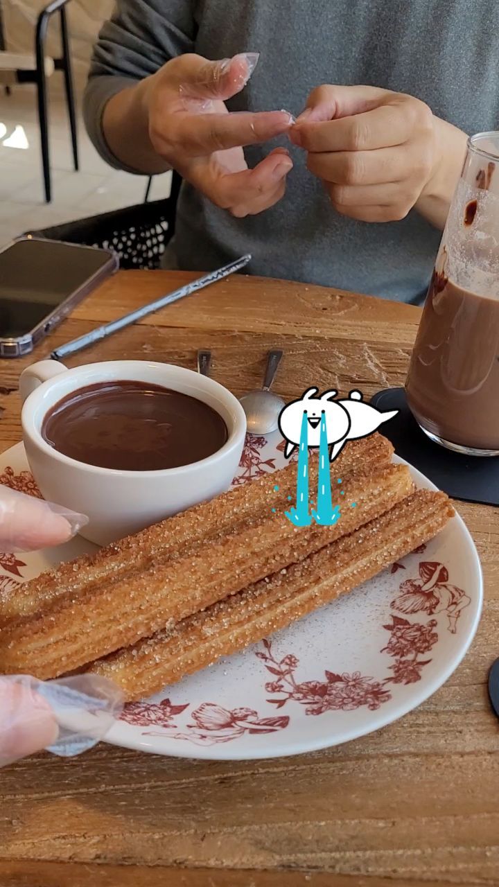 여기 츄러스 맛집이네~♡♡♡
츄러스엔 다크초콜릿이지🫶
달달함 한도초과💕
아메리카노가 땡김

#츄러스
#달달해