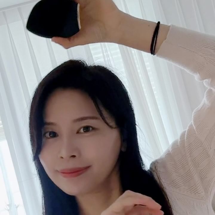 #협찬 
.
페이셜 브러시로 너무 핫 한 브랜드 게스케 🤎
독일 토탈 뷰티 테크 브랜드이기도 하구요
게스케 소닉 페이셜 브러시 5 in 1 만나봤어요!

미세모공 브러쉬+강력한 진동이 마사지를 해주고~
깔끔하게 모공까지 세정하며 얼굴 맞춤형 디자인으로 눈, 코 집중 클렌징이 가능해서 세안하고 나면 너무 개운해요✨

촘촘하고 미세한 실리콘 브러시에 1~14단계의 진동세기로
개인 루틴이나 피부 컨디션에 따라 단계 조절해서 사용가능한 점이 좋네요!

피부에 자극 없이 1분 진동 기능으로 더욱 완벽한 클렌징이
가능한 제품으로➰
확실한 클렌징을 원하시는 분은 게스케 페이셜 브러시 달리세요오💕

게스케 타임 챌린지도 함께해 보아요🫶
.
.
.
#게스케 #게스케타임 #클렌징디바이스 #진동클렌저 #뷰티디바이스 #홈케어 #세안브러쉬 #실리콘브러쉬 #딥클렌징