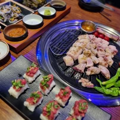제주도를 가도 오겹살만 먹어봤지 돼지고기 생갈비는 먹어보지못했는데 부천 옥길동에서 제주 생갈비를 먹어보게 될줄이야~~😍😍😍

고기마다 존맛탱이라 소문자자한 이곳은 부천 옥길동에 위치한 탐라담입니다! 
이름부터 제주느낌~ 인테리어는 더더더 제주느낌~ 
무엇보다 고기를 구워줘서 너무 좋더라구요 👍👍
제주감성 뿜뿜 느낄수있는 무드와 기본으로 제공되는 탐라탕은 소주3병 각이구요
무엇보다 고기 퀄리티가 진짜 좋았어요 🫶
같이 먹은 육회초밥에 육회가 너무 신선했고 
너무너무너무 또먹고싶고 ☺️☺️

이제 고기먹고싶을땐 아묻따 부천 옥길 고기맛집 탐라담 갈꺼에요 
옥길동 주차 은근 힘든데 여긴 주차장까지 지원되니 너무 좋더라구요👍

@tamladam @tamladam.okgil

#협찬#리뷰노트#탐라담#부천옥길맛집#탐라담옥길#탐라담부천#옥길고기집#옥길맛집#부천맛집#삼겹살#오겹살#생갈비#제주돼지맛집#육회초밥#옥길삼겹살추천#옥길식당추천#옥길동고기집