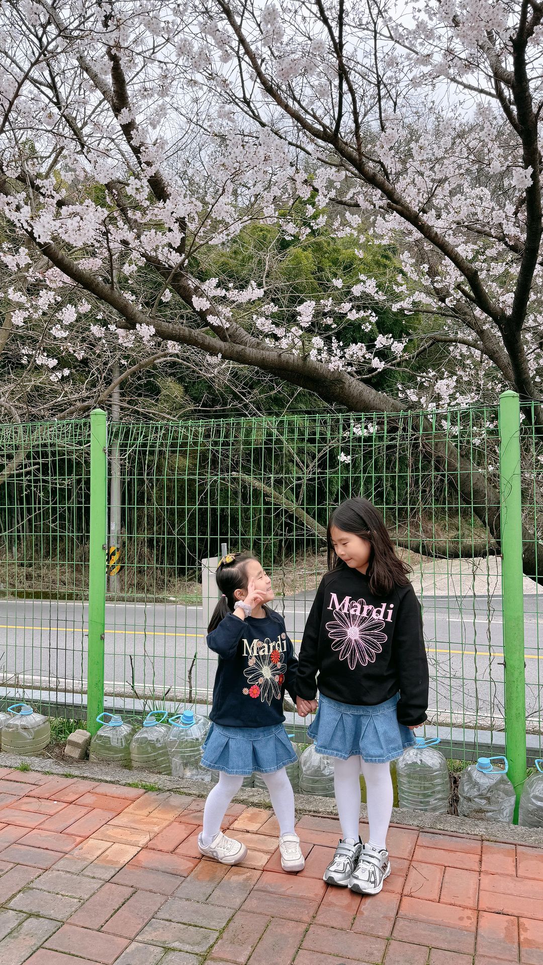 ,
꽃보다 예쁜 하나은의 봄 🌸

#벚꽃놀이 #자매스타그램 #커플룩 

#육아소통 #육아일상 #육아 #황금돼지띠맘 #일상 #인스타베이비 #젊줌마 #딸맘 #럽스타그램 #육아공유 #셀카 #셀피 #셀스타그램 #선팔 #맞팔 #육아일기 #selfie #좋아요반사 #selca #selstagram #좋아요 #좋아요반사 #먹스타그램 #ootd #dailylook