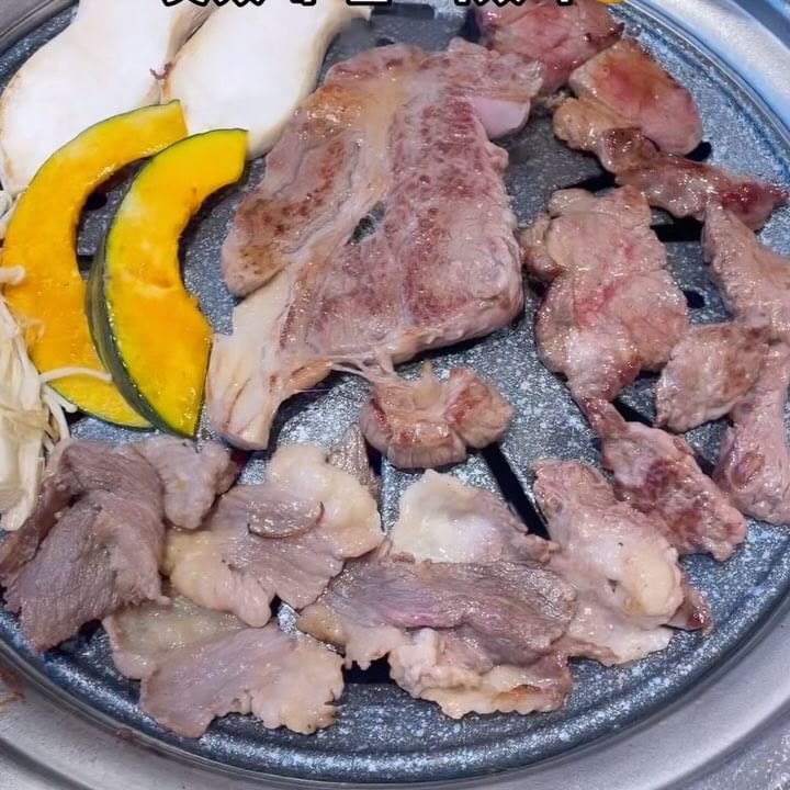 📍카우카우 구리토평점

🏡 경기 구리시 벌말로 103 1층 카우카우
⏰ 매일 11:30 - 22:00 

소고기 무한리필 카우카우 구리토평점✨

소고기부터 돼지고기, 새우, 소세지까지 
무한으로 즐길 수 있는 곳💛

샐러드바에는 떡볶이, 스파게티, 찹스테이크, 피자 등등
다양한 음식과 쌈채소 및 디저트 준비 완료🙌🏻

먼저 등심, 갈비살, 토시살, 차돌박이 위주의 소고기부터 
맛있게 구워서 먹어주고 돼지고기, 양념육까지 클리어☁️

종류도 다양해서 조금씩 맛보다보면 완전 배불러요😆 
고기가 질기지 않고 부드러워서 오랜만에 완전 폭식👍🏻

소고기, 돼지고기 맘껏 먹고싶으신 분들은
카우카우 구리토평점으로 달려가세요💛

➰성인 32,900원

#협찬 #카우카우 #구리맛집 #구리역맛집 #구리시맛집 #구리소고기무한리필 #구리무한리필 #구리소고기집 #구리고기집 #구리고깃집 #토평동맛집 #토평맛집 #소고기무한리필 #고기무한리필 #소고기맛집 #소고기