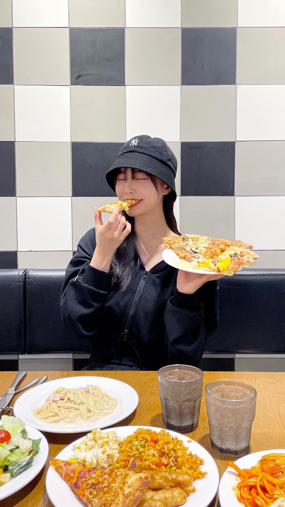 #협찬 #피자몰뉴코아강남점 에서 진짜 배터지게 먹고 와따,,🍕
피자는 당연히 맛있고, 핫 푸드, 샐러드류, 과일, 아이스크림까지😋
평일 런치 12,900원 / 디너 15,900원 // 주말,공휴일17,900원에 이 모든 걸 즐길 수 있다니...🩷 내 최애 고구마 피자도 다들 먹어줘ㅠㅠ

🌷올 봄, 피자몰이 PICK한 베스트 피크닉 푸드 참고하기!!
※피자 : 크런치포테이토, 트러플머쉬룸(디너,주말), 애플고르곤졸라(평일), 리코타샐러드(주말)
※요리: 토마토아라비아따, 씨푸드잠발라야, 핫스파이시누들, 오렌지포크&머쉬룸, 갈릭치즈문어볼(디너,주말), 탄두리치킨화이타(디너,주말)
※디저트: 망고사고,오렌지브라우니(디너주말), 망고블러썸케이크(주말), 핑크자몽주스, 코튼캔디 아이스크림

#협찬 #반포맛집 #고속터미널역맛집 #강남뉴코아맛집 #피자몰신메뉴