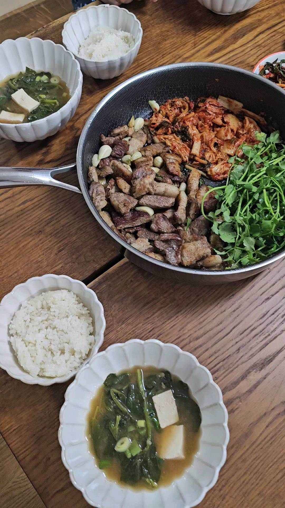오랫만에...
밥.국.반찬 구색맞춰 먹었다!!!!
아주 푸릇푸릇한게...입맛돌게 만드넹ㅋ

#시금치된장국 #미나리초무침 #삼겹살구이
#삼남매네저녁 #주말저녁 #아흐흑내주말🥹