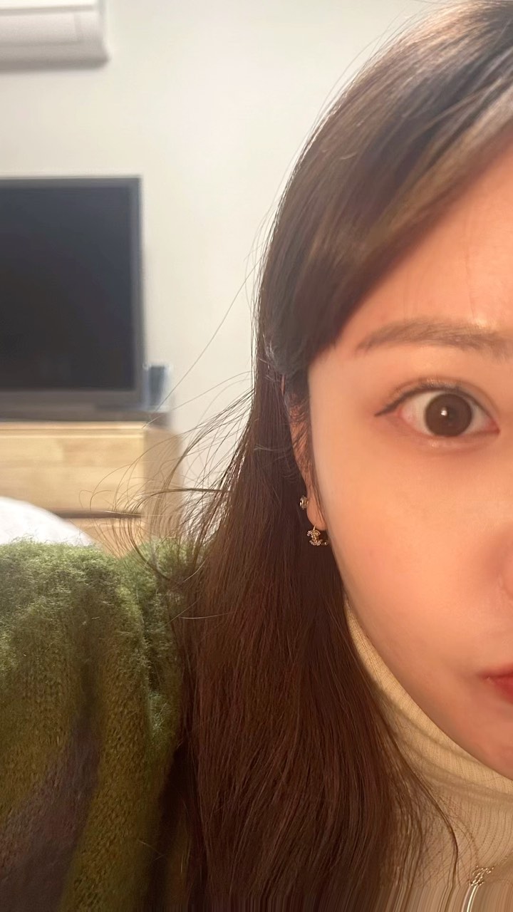 #제품제공 @ariul_beauty 
_#아리얼 #스트레스릴리빙미셀라립앤아이리무버
⠀
⠀
⠀
남들 다 아는 템으로 원래 사용하고 있던
아리얼 #리무버패드 너무 만족하며 쓰고 있던 #내돈내산 템이었는대 좋은 기회로 리무버도 함께 사용 해 볼 수 일었어요..!
⠀
⠀
⠀
마스카라할 때는 필수템으로 쓰는 리무버인데 미셀라워터와 오일의 7:3 황금비율이라 산뜻하고 깔끔한 마무리가 되더라고요.
⠀
⠀
⠀
리무버 사용할 때 가장 중요하게 생각하는 눈시림! 당연히 없고 빠르고 우수한 세정력으로 메이크업이 사라지는걸 직접 느끼니 이번엔 정착할 수 있겠더라고요 🫶🏻
⠀
⠀
⠀
리무버패드는 진짜 요물이에요.. 세트로 한동안 잘 쓸 것 같아요 🥰
⠀
⠀