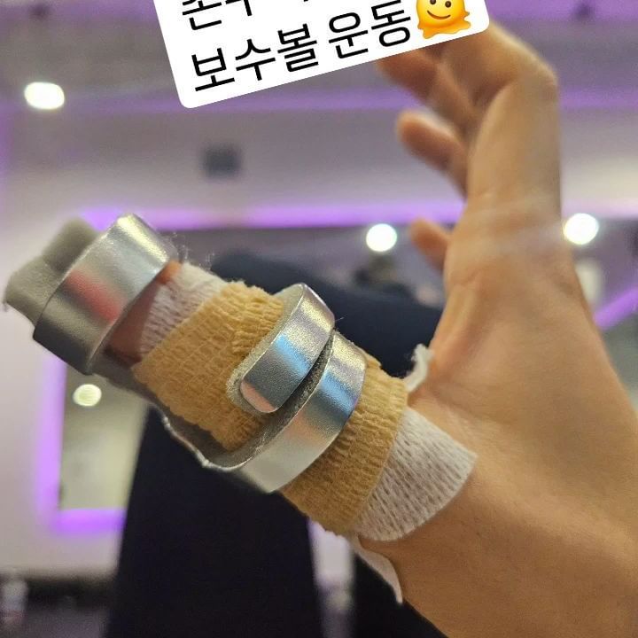 손꾸락 부상자
기구운동 못함...
하체기구 깨잘 하고
오늘은 보수볼 운동😍😍
보수볼 점핑 스쿼트 오늘은 100개
낼은 150 등등..하루 50개씩 추가😋🥬
🐕힘들어....

@dynafit_kr 
#할꺼면진짜로#다이나핏
#오운완 #오하운 #운동하는여자는옳아요 #운동소통 #운동하는엄마 #운동인증#운동하는직장인 #운동하는여자 #보수볼 #보수볼운동#