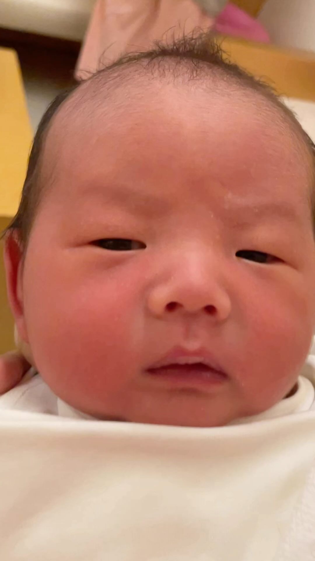 따라 웃게되는 신생아 배냇짓💛
신생아 배냇짓은 생후2개월 까지만 보이고
이후에 웃는건 사회적 미소래요 ｡•́‿•̀｡
소중한 순간 많이많이 카메라에 담아 간직하고 싶은데
그 찰나의 순간을 포착하기 쉽지 않음🥹

수유하고 눈뜬 모습 찍으려구 촬영했다가
마주하게된 배냇짓➰ 나 완전 녹았쟈냐🤍😭

#신생아 #신생아배냇짓 #아기 #아기웃음 
#귀여운짤 #육아맘 #육아소통 #흑토끼띠맘 
#아기그램 #조리원라이프 #신생아그램
