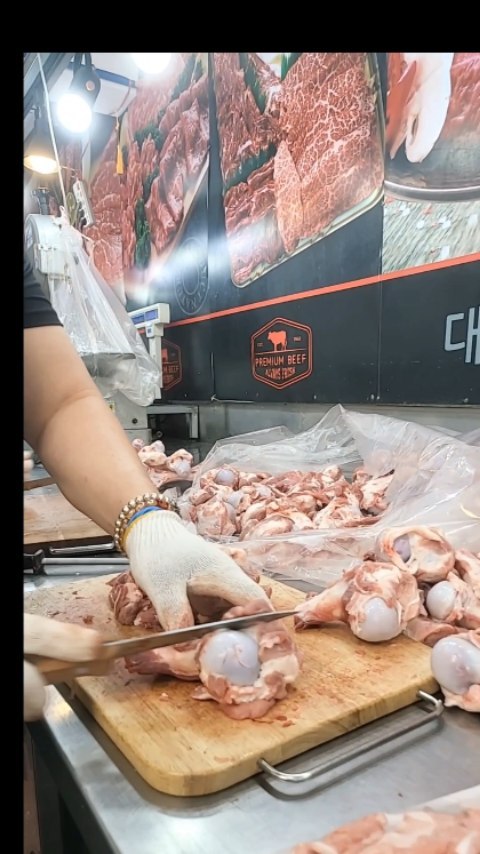 #대보식품
#땡쓰형 #마장동땡쓰형
-
서울에서 '소고기'하면 마장동을 떠올리지만
마장동 어디 가서 고기를 사야 하는지 막막할 때가 많죠 

고뤠서 고민 없이 ++NO.9 등급의 최상 품질의 한우를 부담없이 즐길 수 있는 '대보식품'을 소개함 

 알등심에 붙어있는 새우살은  블랙타이거새우만 한데 310g을 5만원에 사오니 집과 가까이 마장동이 있어 행복할 따름

 특히 대보식품은 오돌뼈를 직접 제조해서 납품하는 것으로 유명한데 오돌뼈를 좋아하지 않던 '땡쓰형'도 이집 오돌뼈 맛을 보고 심각하게 빠져버렸다능....

 냉동 오돌뼈를 식자재왕 '떡볶이 소스'에 조물조물 버무렸는데 빛깔도 좋고 오돌뼈의 식감이 부드러워서 너무 맛남 
-
맛척도 : 5/5
재방문의사 : 100%
친절도 : 상
💵 : 시세변동
Tip🏷 : 주말에는 공영주차장 15시 이후 무료
-
📍 서울 성동구 마장로37길 53 대보식품
      주차가능
-
#마장동축산물 #마장동 #남친부모님선물 #여친부모님선물 #이바지 #한우선물세트 #명절선물 #추석선물 #설선물 #몸보신 #한우 #사골 #우족
