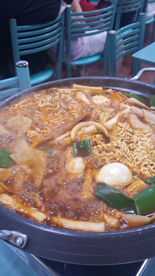 #위티_신당동 #위티_떡볶이 #위티_또간집 

📍미니네
서울 중구 다산로 219-1

매주 월요일 휴무
화~일 09:00 - 02:00

🚙 주차가능 (발렛해주세요)

신당동은 중학생때 부터 아이러브신당동만 다니다
미니네로 갈아탄지도 6-7년 된거 같아요 
꽤 오래되었죵 나름? 

신당동떡볶이는 OMG 미친맛이야! 이건 아닌데 
역시 그래도 즉떡은 신당동 와서 먹어야 제맛이지 하는 
그런 고유맛이 있는거 같아요

늦은시간 까지 해서 너무 좋은 !!
배불러도 볶음밥 마무리 무적권 

🍴2인기본 (떡볶이2+오뎅+쫄면+라면+만두+계란2) 17,000원
🍴3인기본 (떡볶이3+오뎅+쫄면+라면+만두+계란3) 22,000원
🍴4인기본 (떡볶이4+오뎅+쫄면+라면+만두+계란4) 30,000원
🍴5인기본 (떡볶이5+오뎅+쫄면+라면+만두+계란5) 38,000원

#신당동 #신당동떡볶이 #즉석떡볶이 
#신당동맛집 #신당역맛집 #떡볶이맛집