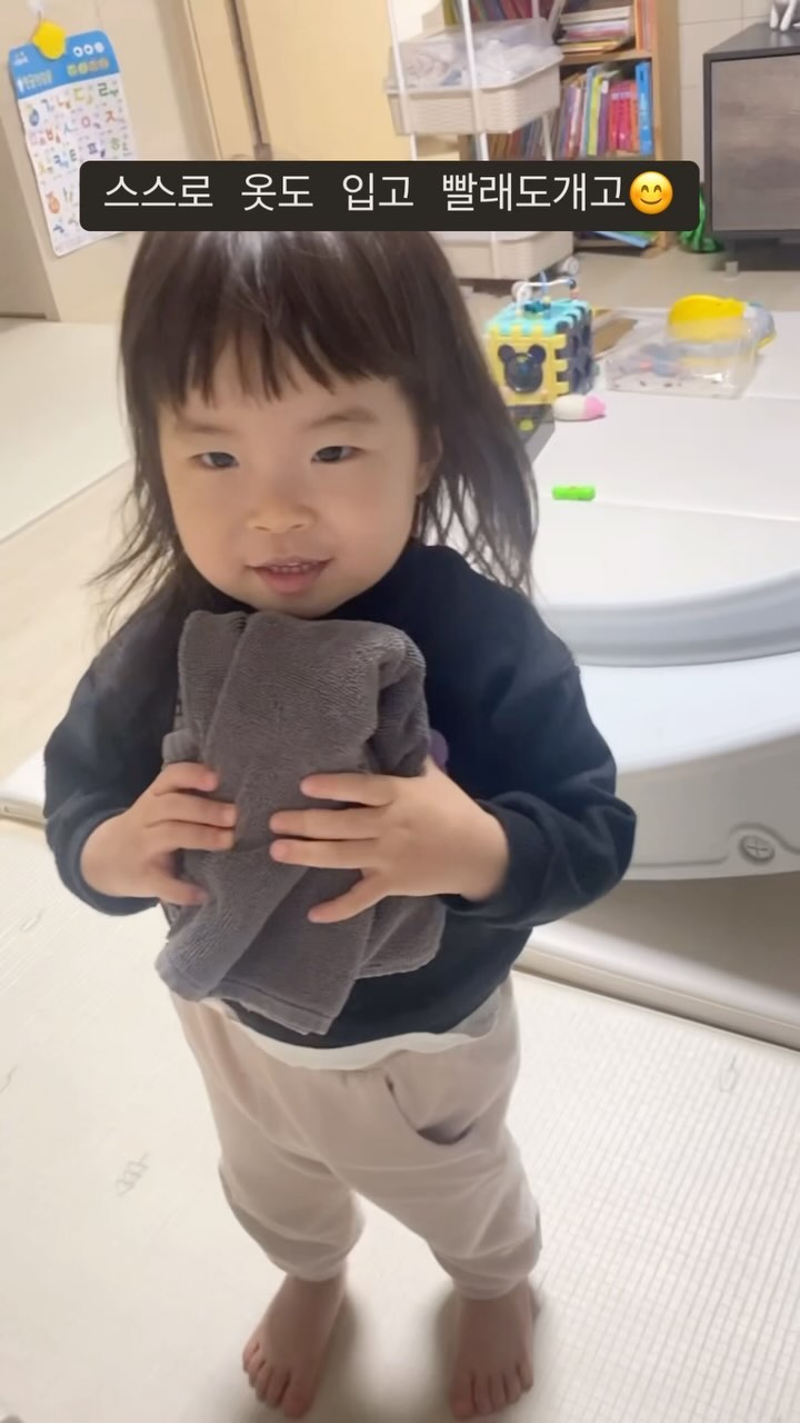 #채아스타그램
30개월이 되니 스스로 옷도 입고 나름 엄마따라한다고 빨래도 갠다ㅋㅋㅋ
그리고 말도 증말 안듣고 떼도 많이씀😂