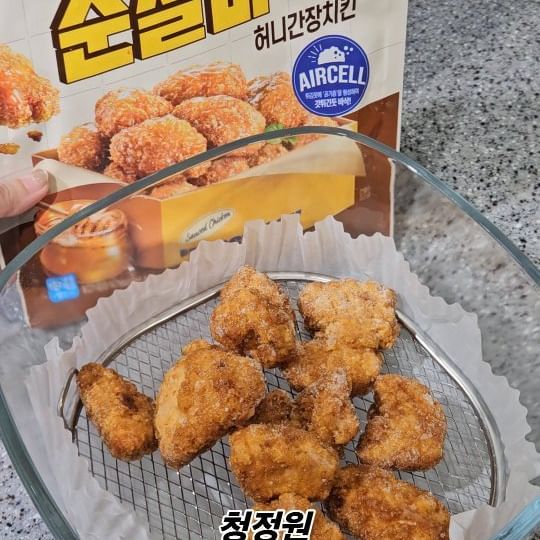 #협찬

주말엔 치킨  @chungjungone 
배달 치킨 못기다려요 ㅋ
청정원 순살치킨 냉동실에 쟁여두면 먹고싶을때마다 10분이면 우리집이 치킨 맛집
해동하지 않고 에어프라이어 9~11분 조리

▶️에어셀 공법으로 튀김 옷에 공기층을 형성하여 갓 튀긴 듯 바삭바삭 진짜 빠삭 
▶️달콤한 꿀과 간장으로 만든 특제 소스를 얇게 코팅해서 단짠단짠 제대로
▶️16시간 이상 저온숙성해서 부드럽고 촉촉한 닭가슴살 겉바속촉 

4/4~4/7 동안 쿠팡에서 1+1 행사중이니 쟁여두세요 ❤️

👇👇👇👇👇

https://buly.kr/90YT0Ra

 #청정원 #순살바삭허니간장치킨 #순삭치킨 #순살치킨 #치킨추천 #허니치킨 #순살바삭치킨 #쿠팡치킨 #가성비치킨