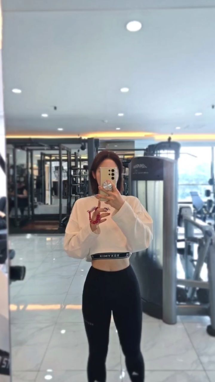 망했다.. 하체로 잊어버리기!! 😢

어제 서두르다가 주차장서..
바보같이 혼자 차 뒤를 긁어 버렸지 뭐예요? ㅜㅜ
슬픔이...

머릿속 멘붕왔는데..
쌤이랑 핫체 하며서 순간순간 잊었습니다.

너무 웃긴건.. 분노의 스쿼트를 하는데 🔥 
이게 힘든건지.. 안힘든건지.. 꿈인건지.. ㅎㅎ

쌤들이.. 감사하게도 처리 도와주셔서.. 
빨리 잊고 다음엔 더 조심하려고요.
이번주는 내내 핫체 갑니다.. ㅜㅜ

#차사고조심 #우울모드 #잊자 #하체 #핫체데이 #운동하는여자 #헬스하는여자 #복근만들기 #눈바디 #운동소통 #운동소통맞팔