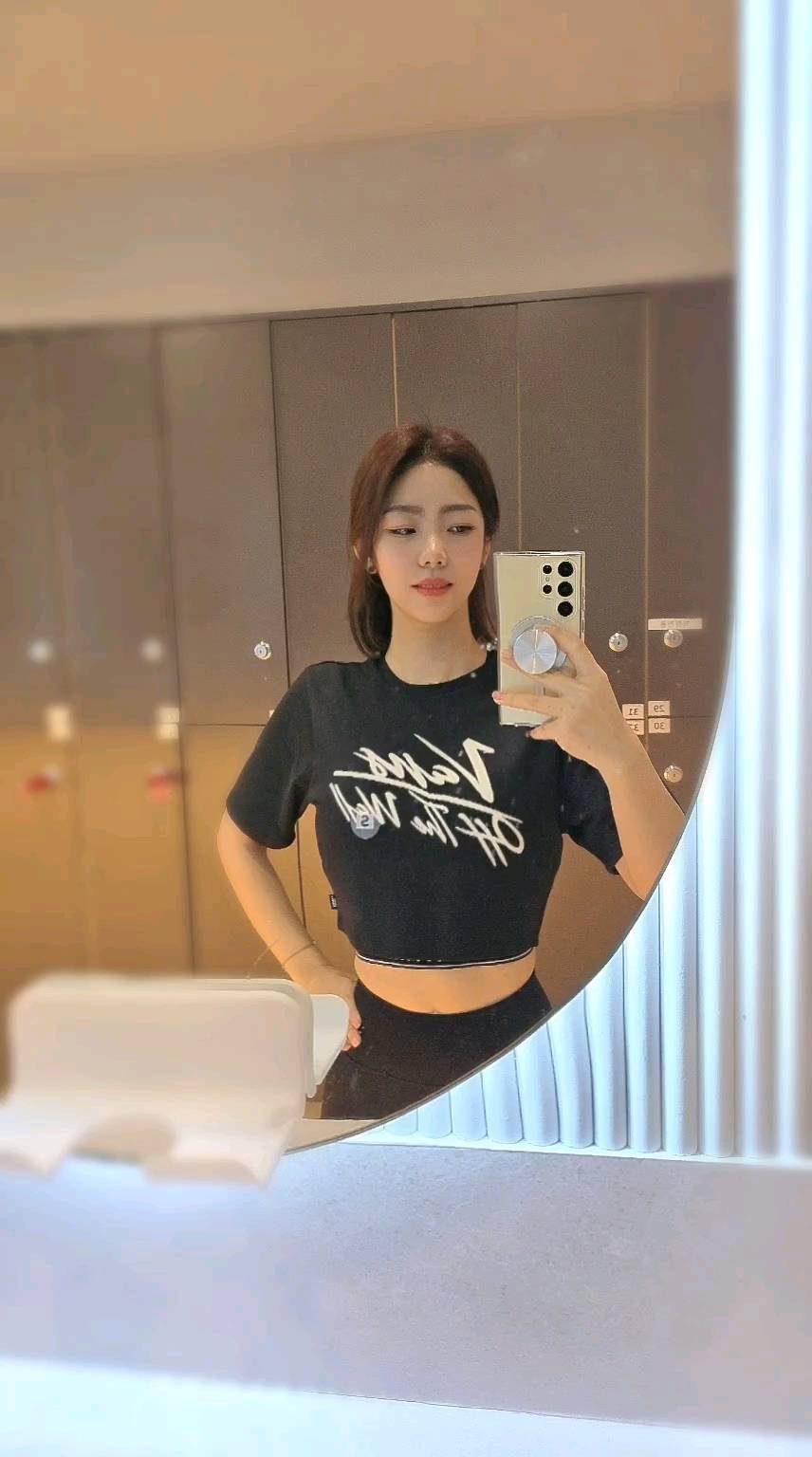 사랑은 봄비처럼 이별은 겨울비처럼 🎶 
위로.. 그리고 비운완💪 

차 사고 나고 매우 속상했었는데..
인친님들의 위로가 '사랑은 봄비처럼' ㅎ
큰 위안이 되었답니다. 진심으로 감사드려요.❤️ 

유난히 비가 자주 내리는 것 같은데..
저만 느끼는 걸까요?!
오랫만에 레인부츠 신어서 신남..😊

아침에 눈뜨니 상, 하체 모두 통증이 엄청나길래
오늘은 ㅋㅋ 상하체 트쌤과 🔥 완료 하였습니다 :)

역시 🏋 운동하고 나면 
정신,신체가 모두 건강해 지는것 같아요.

남은시간 즐거운시간 보내시고
오늘도 목운완 고생하셨어요!! 
낼은 주중의 마지막 금요팅!!! 하세요 ☔️ 

#감사 #위로 #목운완 #비운완 #사랑은봄비처럼이별은겨울비처럼 #운동복 #헬스하는여자 #헬린이탈출하기 #운동소통 #운동소통맞팔