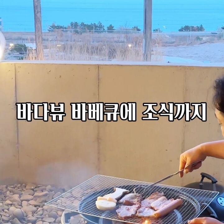 𖤐

안갈 이유가 하나도 없는 이곳!!
바로 달토풀글램핑 입니다.

고래불 해수욕장에서 5분 🐳
곧 겹벚꽃과 등나무꽃 피는🌸
삼사해상공원에서 20분 걸리는
바다뷰 풀빌라 글램핑장이예요.

‼️달토 풀빌라 글램핑의 Point!‼️

➿감성 가득 글램핑에 미온수 실내수영장, 
➿온수 자쿠지 노천탕
➿석식바베큐와 조식까지 제공되는 완벽한곳!
➿야외 노천 족욕탕
➿인생샷 가능한 발리스윙
➿전객실 독채, 오션뷰
➿24시간 무인 편의점 운영

이 모든것을 갖춘 완벽한 글램핑!👍🏻

바베큐는 고기와 쌈채소, 양념류까지 모두 제공되고,
에그 샌드위치와 드립커피에 스프까지 주는 조식은 갓벽!
무엇보다 미온수 수영장에, 
24시간 편의점과 카페가 너무 편하고 좋았어요!

바다 보며 불멍하고, 힐링 그 자체!
엄마, 솔직히 이번여행 너무 편했다.☺️

정말 몸만 가도 되는 힐링숙소, 달토풀글램핑 입니다.
@dalto_pool_glamping 

📍달토풀글램핑
경북 영덕군 병곡면 흰돌로 85-32

오랜 sns이웃인 @vivian2231 님 이벤트로
힐링하고왔어요🫶🏻💕

#달토풀글램핑 #달토풀빌라글램핑 #영덕글램핑 #영덕풀빌라 #영덕펜션 #영덕숙소