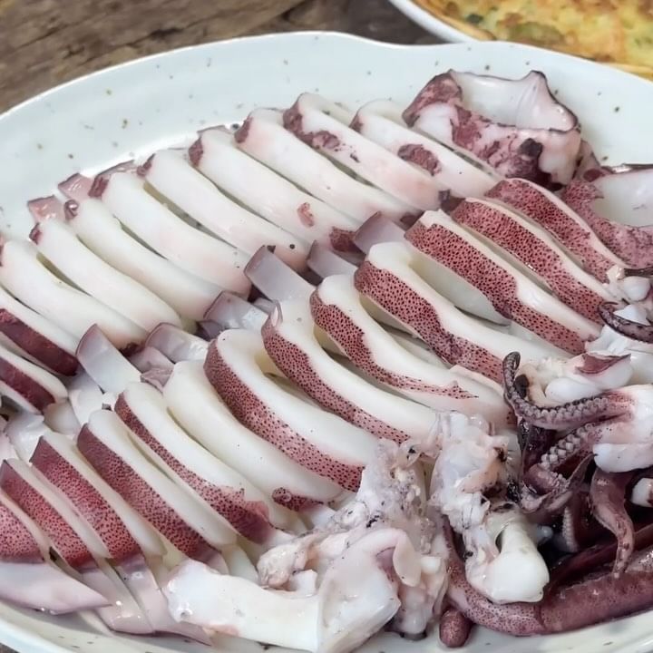 𖤐

2차하러가서 제대로 못먹었지만,
임팩트있던 뭐물래?요....ㅋ 

무늬오징어 숙회👍🏻👍🏻
매운잡채는 내스타일은 아녔지만 
중독성있게 손길가던,
츤데레사장님 밥도 팔고 술도파는곳이라
낮술도 쌉가능.

이동네 잘 갈일 없는데
자꾸 군침돌아서 조만간 갈것같은 예감😌

야채전도 콘치즈도 기본찬!

가정집을 개조해서 더 친근감있고,
자연산 회와 다양한 안주거리가 있어요.
가격도 참 좋음🥰

📍뭐물래
대구 달서구 송현동 171-4

#머물래 #송현동맛집 #송현동술집