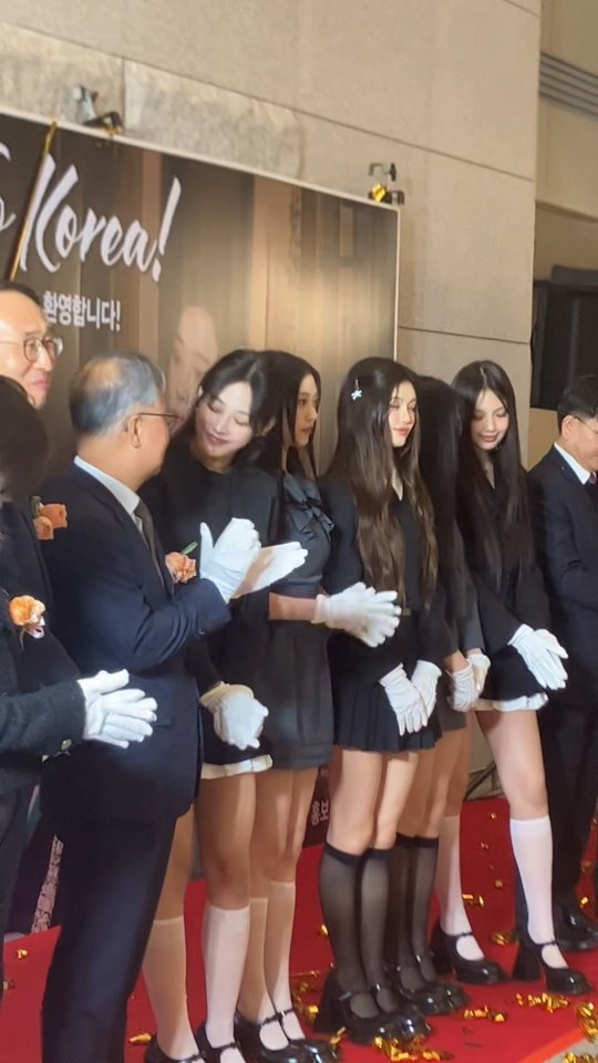 관세청 인천공항본부세관 + 뉴진스(NewJeans)  홍보대사 위촉
참고로 홍보대사 위촉식 3월 22일에 했는데 이제서야 릴스 올리는 부지런함 뀨~
 ✈️ 인천공항 제1여객터미널 _ T1 (밀레니엄홀) 
공항을 찾은 여행객들과 인천공항 본부세관장 + 직원 및 유관기관 관계자들이 참석 그 참석자꺼 줍줍 ㅎㅎ