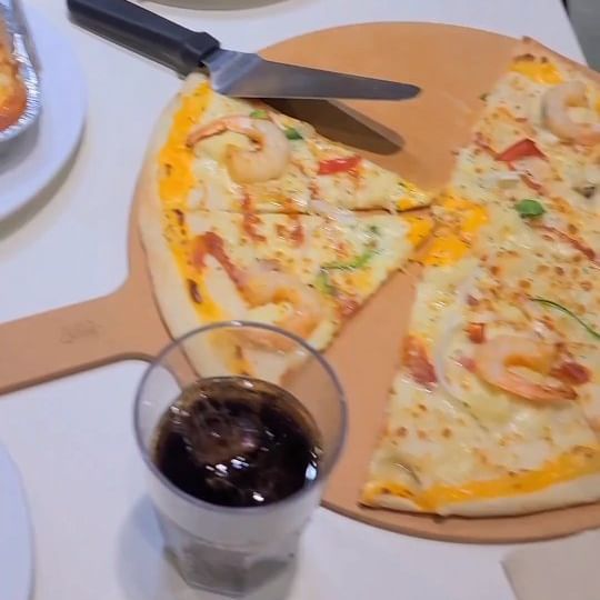 #협찬 #야탑NC백화점맛집 #야탑맛집 #야탑역맛집 #피자몰NC야탑점 에서 엄마랑 #봄데이트 했어요. 피자를 유난히 좋아하시는 엄마, 피자몰 중에서 피자전문매장(단품매장)이 있는데 NC야탑점이 그중 하나인데요. 피자몰 단품매장은 피자도우를
저온숙성 
수제도우를 사용해 쫄깃쫄깃, 매장에서 먹은건 쇼핑도 할까해서였는데 맛있게 식사하고 엄마 봄모자도 쇼핑해서 이래저래 좋았네요.
피자가 맛있는데 라지사이즈 가격이 9990원이나 12900원~!!! 이 가격 실화임?

#치즈퐁듀쉬림프 새우가 통통해서 씹히는 식감 좋았고 #치즈오븐파스타 찐한 소스맛의 파스타 맛났어요.

백화점으로 쇼핑도 하고 맛집도 가고~ ♡

피자몰NC야탑점은 NC백화점 킴스클럽쪽 지하1층에 있어요. 

 #NC백화점야탑점 #피자몰신메뉴