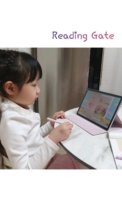 #협찬

벌써 한달이지나 두달차에 접어든 리딩게이트!
학교생활도 벌써 2개월차가 되었는데요~

아이가 갑자기 자기는 리딩게이트와 친해지겠다고 
일주일에 3번이상 보는것에 도전해보겠다고 하더라구요~!
학교와 학원 일과도 만만치 않아서 걱정했는데
잘지켜지고 있는것 같아요~

아이가 영어학원 리딩반에 다니면서
리딩이 부족하다고 생각했는데
리딩게이트를 통해서 조금 편해지는것을 느꼈나봐요!
그래서 점점 영어와 친해지고 
쉽게 영어문장을 읽고싶은 욕심이 생긴것같더라구요~

아이의 바뀐생각의 시작점은 리딩게이트였거든요!
리딩게이트로 다양한 장르의 책을 읽으면서
영어독서편식을 하지 않게되고 
정말 다양한 테마와 시리즈의 책을 읽고싶어하더라구요~

매월 신규도서가 나올때마다 반가워하는것도 있구요!
제법 KC레벨은 수월하게 하고 있어서
곧 1A레벨로 올려줘야할것 같네요!

책읽고 독후활동까지 야무지게 할수 있어서
아이만족도가 높은 프로그램이에요~
이번주도 열심히 리딩게이트와 친해지고 있답니다!!

@readinggate_officiai
#영어공부 #온라인학습 #온라인영어도서관 #온라인어학원 #영어홈스쿨 #리딩게이트 #어린이영어 #영어독서 #유아영어 #초등영어 #이북 #영어원서 #영어리딩 #초등영어리딩 #영어독서프로그램 #초등온라인영어 #영어교육 #홈스쿨영어 #영어자기주도