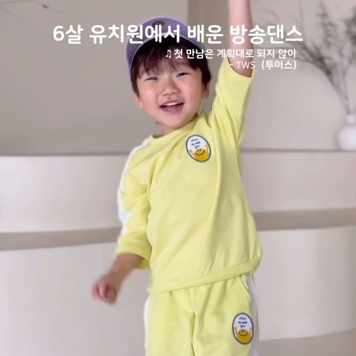 #광고 𝖫𝖺𝗎𝗀𝗁𝗂𝗇𝗀 𝖼𝗁𝗂𝗅𝖽 ◡̈
⠀
⠀
요즘 유치원에서 방송댄스 배우는 애 😎
“첫 만남은 계획대로 되지 않아🎵“ 를 방송댄스
첫곡으로 배웠지요 ! 막 조금씩 동작은 나오는데 익숙하지 않는지 리셋된 구간이 대부분 🤣
웨이브도 배워와서 꿀렁되는데 너무 귀엽지 않나요🧡
⠀
장꾸미 가득해진 정우가 입고 있는 상하복은
요즘같은 간절기에 입히면 딱 좋은 래핑차일드 SMILE 7부 셋업이예요.
스마일◡̈앞뒤로 만날 수 있는 스마일 캐릭터 덕분에 보고만 있어도 웃음이 나는 느낌!
⠀
래핑크루 정우는 오늘도 스마일!😄
⠀
⠀
정우 | 𝟧𝟥𝗆 | 𝟣𝟢𝟫𝖼𝗆 | 𝟣𝟪𝗄𝗀 | 𝟣𝟪𝟢𝗆𝗆
🛒 @laughing.child 
•래핑차일드 𝖲𝖬𝖨𝖫𝖤 7부 셋업 l 𝖦𝖱𝖤𝖤𝖭 𝟣𝟤𝟢사이즈
⠀
･ ･ ･ ･ ･ ･ ･ ･ ･ ･ ･ ･ ･ ･ ･ ･ ･ ･
⠀
#래핑크루9기 #래핑크루 #래핑차일드 #래핑투게더 #키즈브랜드 #래핑차일드상하복 #키즈상하복 #키즈셋업 #맨투맨셋업 #셋업코디 #봄나들이룩 #주말나들이
⠀