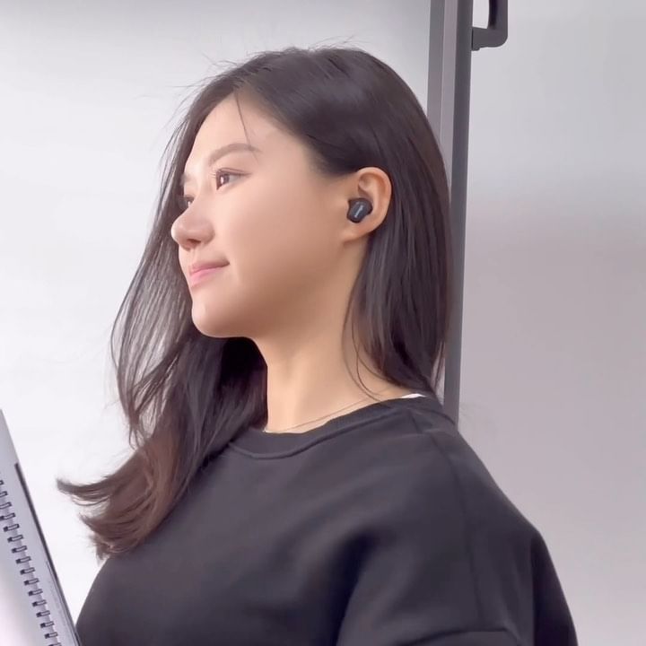 #협찬 🎧 

빌보드 BL-ANC002 무선 이어폰

미국의 잡지나 차트로 유명한 빌보드 브랜드에서 
출시한 무선이어폰 제품인데요,

제가 좋아하는 블랙컬러 🖤
가벼운 무게감으로 휴대하기도 넘 편하구 좋아서 
요즘 제일 자주 사용 하는 무선이어폰 ! 

노이즈 캔슬링과 최신 블루투스 5.3을 탑재하여 
고품질의 음악을 쉽게 끊기지 않게 들을 수 있어요 😎

#빌보드이어폰 #무선이어폰 #노이즈캔슬링 #블루투스이어폰 #이어폰