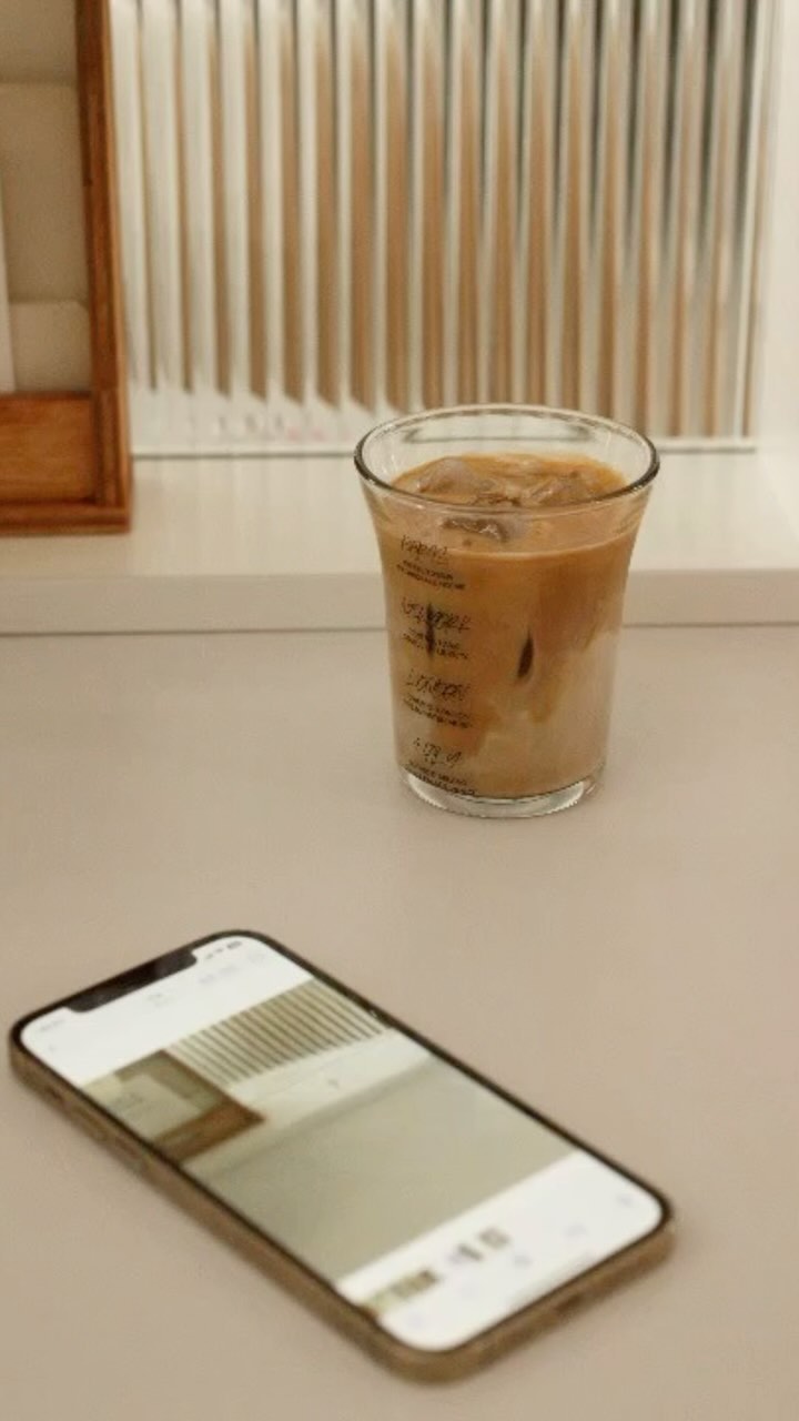 커피 쉽게 만드는 방법 😆
이케이케 사진을 돌려주면 테이블위로 커피가 슝~~😆
(힝~ 속았쥬?😉😉)
커피 한 잔 때리고~~~

오늘도 전 모닝알바.. 슝~~🥲

답방 알바 갔다와서 오후에 갈께요오!
우리 오늘도 힘차게!!! 화이팅!!!🔥🔥🔥

#coffeelovers #coffeecorner #coffeecoffeecoffee 
#홈카페놀이 #홈카페존 #homecafezone #foryoupage 
#homecafegram #coffeeholic #coffeehouse #coffeetime 
#coffeelife #coffeereels #홈카페일상 #홈카페생활 
#morningcoffee #커피타임 #homebarista 
#magiccoffee #homecoffee #coffeepic #myroom