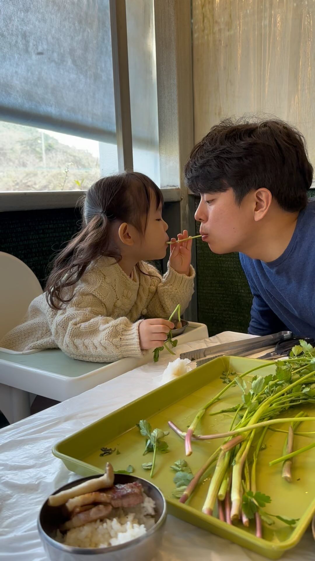 #아빠랑#아빠랑딸
둘이 행쇼 ~ 

 
 
 
지난 주 목요일 부터 6일 동안 붙어 있다가
오늘 기차타고 먼저 서울 올라간 채채버지 .,,
육아휴가 즐겨요 여보 ~~ 🌝